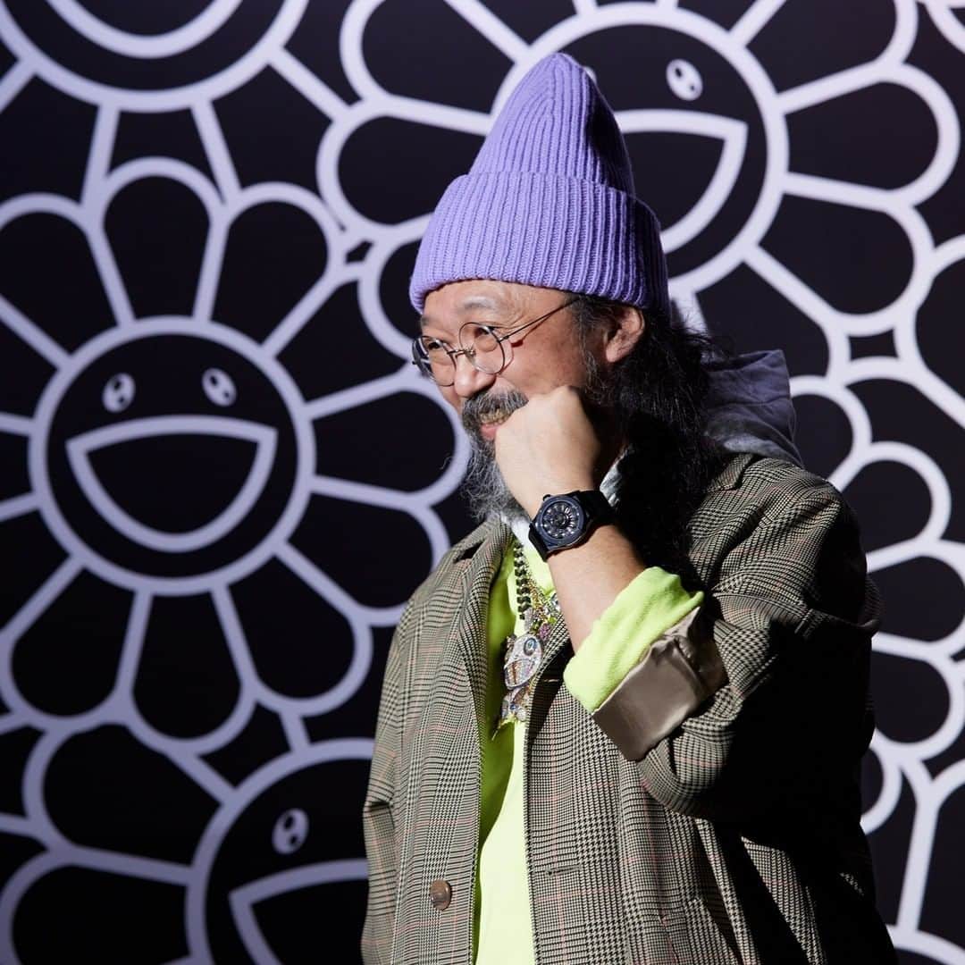 HYPEBEAST Japanさんのインスタグラム写真 - (HYPEBEAST JapanInstagram)「@hypebeaststyle : LVMH グループの高級腕時計ブランド @hublot が、世界的現代アーティスト @takashipom とのコラボウォッチを発表した。同ブランドと日本人アーティストのコラボレーションは今回が初。  Classic Fusion Takashi Murakami All Black と称される今回のプロダクトは Hublot を代表するモデルのひとつである Classic Fusion をベースに、村上氏を象徴するモチーフの“お花”を大々的にフィーチャーした逸品。合計563個のブラックダイヤモンドを使用した“お花”は、精巧なボールベアリングシステムによって、花びらが回転する仕組みに。さらに中心部がサファイアガラスにインサートされることでユニークな3D効果を演出している。  Hublot は今回のコラボレーションに際し、同ブランドの世界最大級の旗艦店 ウブロブティック銀座にて同社 CEO の Ricardo Guadalupe と村上隆を招いた発表イベントを開催（Guadalupe氏はリモートで参加）。イベント後、我々 HYPEBEAST は村上氏に直接話を伺う機会に恵まれた。  詳細はプロフィールの🔗から  Photo : ©︎TM/KK」2月4日 12時00分 - hypebeastjp