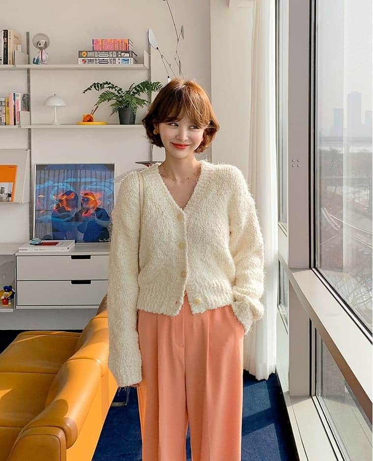のインスタグラム：「🆕本日の新作5%OFF🆕 本日の新作は雰囲気の違ったカーディガン２点と オシャレなカラーワイドスラックスʕ•ﻌ•ʔฅ  ワイドスラックスでカジュアルなのに ふわふわのカーディガンで可愛らしさまで 演出できる組み合わせです🧡🤍🧡 ワイドスラックスは３カラーです✨✨  詳細はサイトでチェックしてください💡  #イムブリー#IMVELY#ワンピース#大人カジュアル#大人可愛い#ootd#デイリー #カジュアルコーデ」