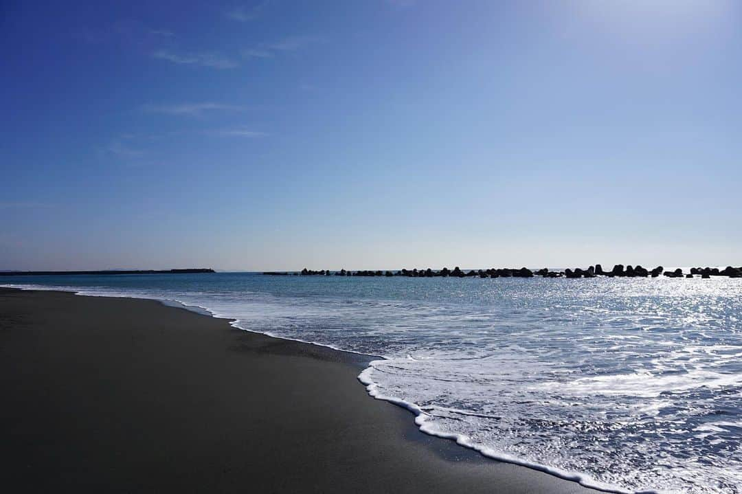 平塚市さんのインスタグラム写真 - (平塚市Instagram)「* 日中の暖かさはすっかり春。 海辺のお散歩が気持ちいい！ *** #手をつなぎたくなる街 #hiratsukagood #hiratsuka#平塚 #海#sea#meer #波#海辺#砂浜 #空#青空#青#blue #波打ち際 #湘南ベルマーレひらつかビーチパーク #ビーチパーク #春の気配 #週末の過ごし方 #日々#暮らし #instagramjapan#igersjp」2月4日 12時00分 - hiratsukagood