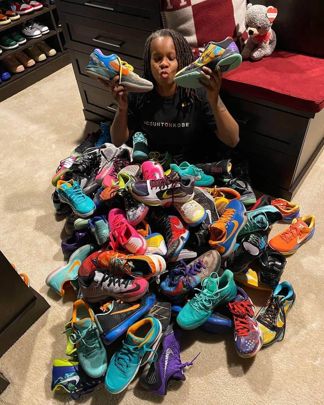 のインスタグラム：「It’s National Girls & Women in Sports Day so one time for all my ladies with the 🔥 shoe game! S/o @wnbakicks!」