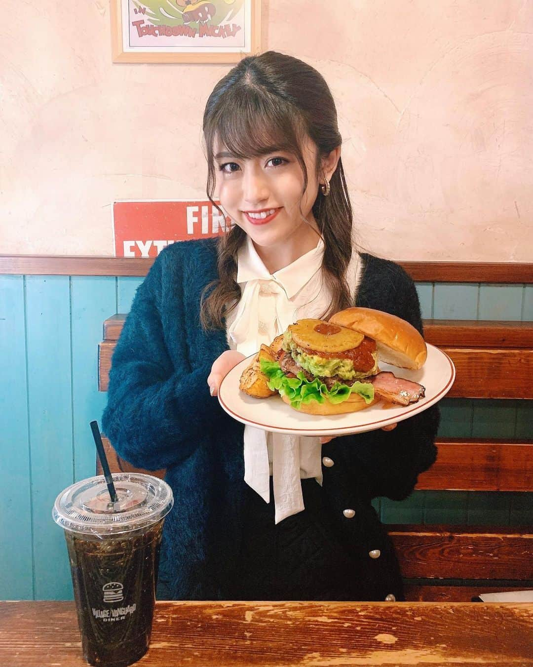 長澤佑香のインスタグラム：「﻿ パイナップルベーコン🍍🥓﻿ バーベキューバーガー🍔😋﻿ パイナップル入ってるの大好き💓﻿ ポテトもゴロゴロしててボリュームが﻿ すごかったけど完食✨美味しかった！﻿ ﻿ いろんな美味しいハンバーガー屋さん﻿ 知りたい💭💭﻿ ﻿ 次の投稿に続く...♡﻿ ﻿ #下北沢 #ヴィレッジヴァンガード﻿ #ハンバーガー #hamburger﻿ #ヴィレッジヴァンガードダイナー」