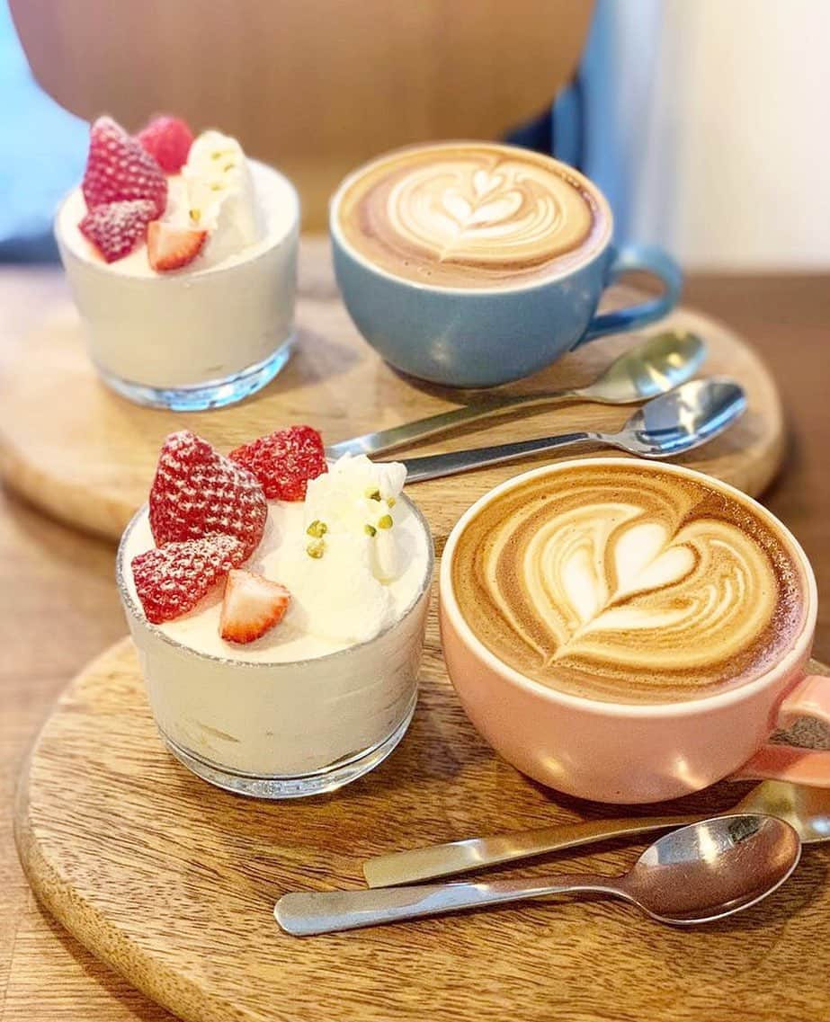 のインスタグラム：「［#cafemiru_京都］﻿ ——————————————————————﻿ 美味しいコーヒーと手作り焼き菓子🍎「Direct Coffee Kyoto」﻿ ﻿ ミガキイチゴたっぷりのショートケーキは、甘さ控えめで食べやすく、コーヒーとの相性も抜群です🤤✨グラスデザートって魅力的ですよね☺️💖﻿ ﻿ ☑︎ショートケーキ🍰﻿ ☑カフェラテ☕️﻿ ※販売状況は事前にお店へご確認ください。﻿ ﻿ 📍Direct Coffee Kyoto﻿ ⚪︎住所 / 京都府京都市中京区八百屋町106-2﻿ ⚪︎営業時間 / 【月〜日】11:00〜18:00﻿ ※現在は営業時間が異なる場合がございますので、事前にご確認ください。﻿ ⚪︎定休日 / 不定休（Instagramをご確認ください）﻿ ⚪︎アクセス / 京都河原町駅、京都市役所前駅より徒歩15分﻿ ﻿ 【#cafemiru_Kyoto】﻿ 📍Direct Coffee Kyoto﻿ ◎Open Hours / 【MON-SUN】11:00〜18:00﻿ ◎closest station / 「Kyotokawaramachi」「Kyotoshiyakushomae」﻿ ﻿ ☕️ @directcoffee_kyoto﻿ 📷 @chika2745﻿ ———————————————————﻿ Cafemiruでは「#インスタ探検隊」or「#cafemiru」をタグ付けしているカフェ写真から、運営スタッフが厳選してご紹介しています👀🔍」