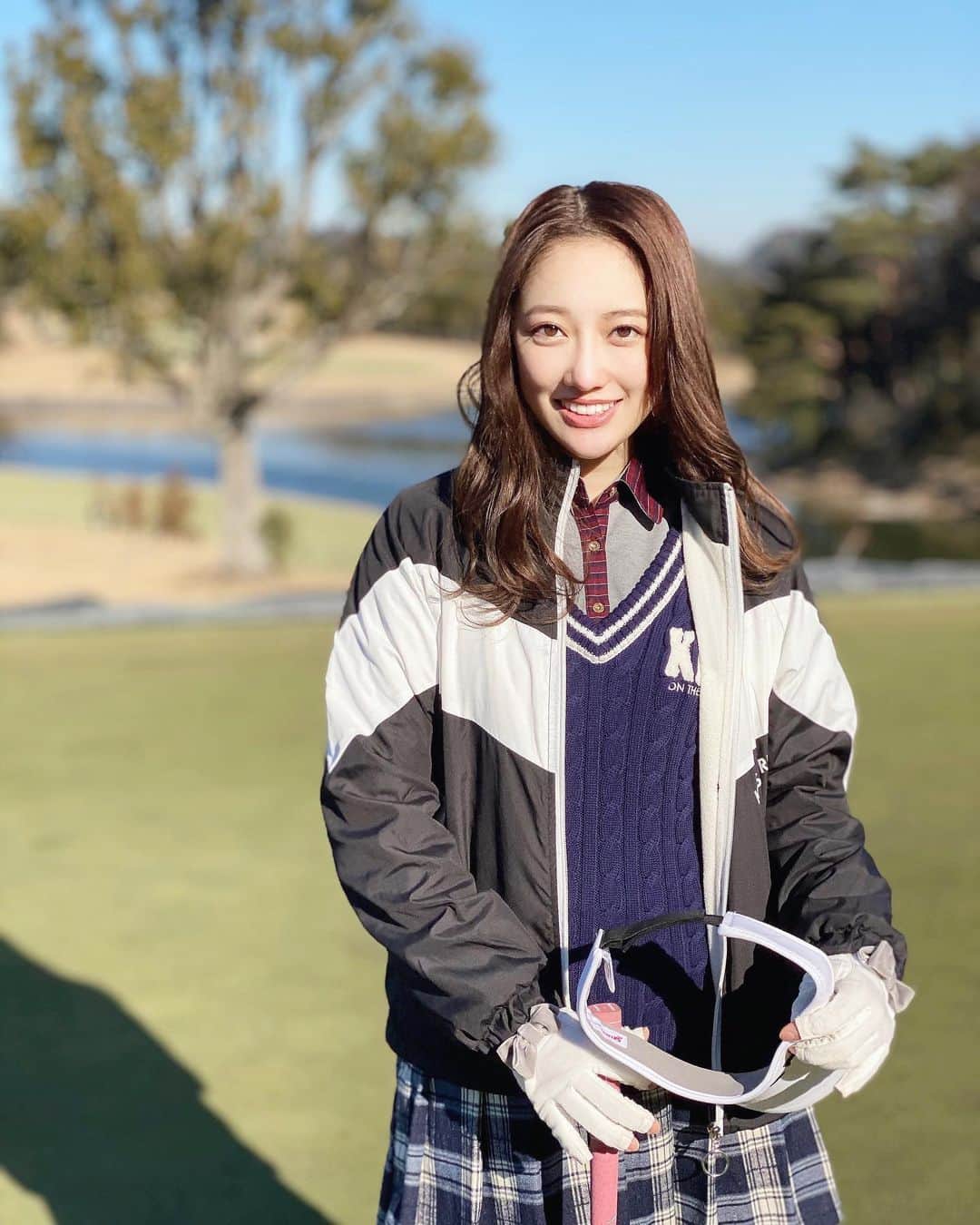 片原恵麻さんのインスタグラム写真 - (片原恵麻Instagram)「早く着込まなくてもいい季節来て欲しいな〜🏌️‍♀️﻿ ﻿ 夏になると冬になって欲しくなるし﻿ 冬になると夏になって欲しくなる🌞﻿ ﻿ ﻿ ﻿ #ゴルフ#ゴルフ女子#ゴルフウェア#ゴルフコーデ#ゴルフ女子コーデ #ゴルフラウンド#ゴルフファッション#成田ヒルズ#キスオンザグリーン#kissonthegreen#サマンサゴルフ#samanthagolf#慶應#keiouniversity」2月4日 12時06分 - emma_katahara
