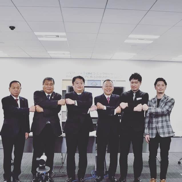 のインスタグラム：「地元、山梨とシミックホールディングスワクチン接種態勢連携の会見に出席しました。  テレビでも紹介されているワクチン接種の「山梨モデル」は、 地元の消防団が中心となってワクチン接種を進めていきます。消防団応援ソングをAkira Sunsetさん(@akira_sunset )と作りました。  山梨から消防団の事が広く知られるきっかけになったり 音楽で少しでも皆さんの力になれたら嬉しいです！  山梨県知事、長崎幸太郎さん シミックホールディングス中村CEO 地元消防団長の御二方と。」