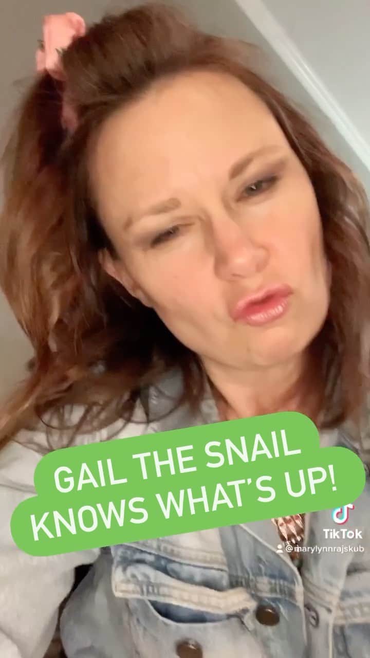 メアリー・リン・ライスカブのインスタグラム：「Mary Lynn Rajskub: Live from the Pandemic LINK IN BIO hit it🐌 💚 #gailthesnail #alwayssunnyinphiladelphia #marylynnrajskub #standupcomedy #special #orderup #celeb #goss」