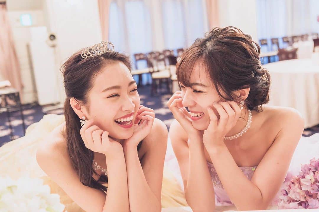 絹野志朋のインスタグラム：「. Smile leads us good lucks. 笑う門には福来たる❤︎  10枚たっぷりペアショット👰💕 最後までお付き合い下さいませ♡  👭 @wakako_1119  📸 @nishijimajinya  . . #モデル #大阪モデル #関西モデル #ウエディングドレス #ウエディングフォト #ウェディングドレス #ウェディングフォト  #ウェディング撮影 #ドレス撮影 #セントラファエロチャペル御堂筋  #セントラファエロチャペル」