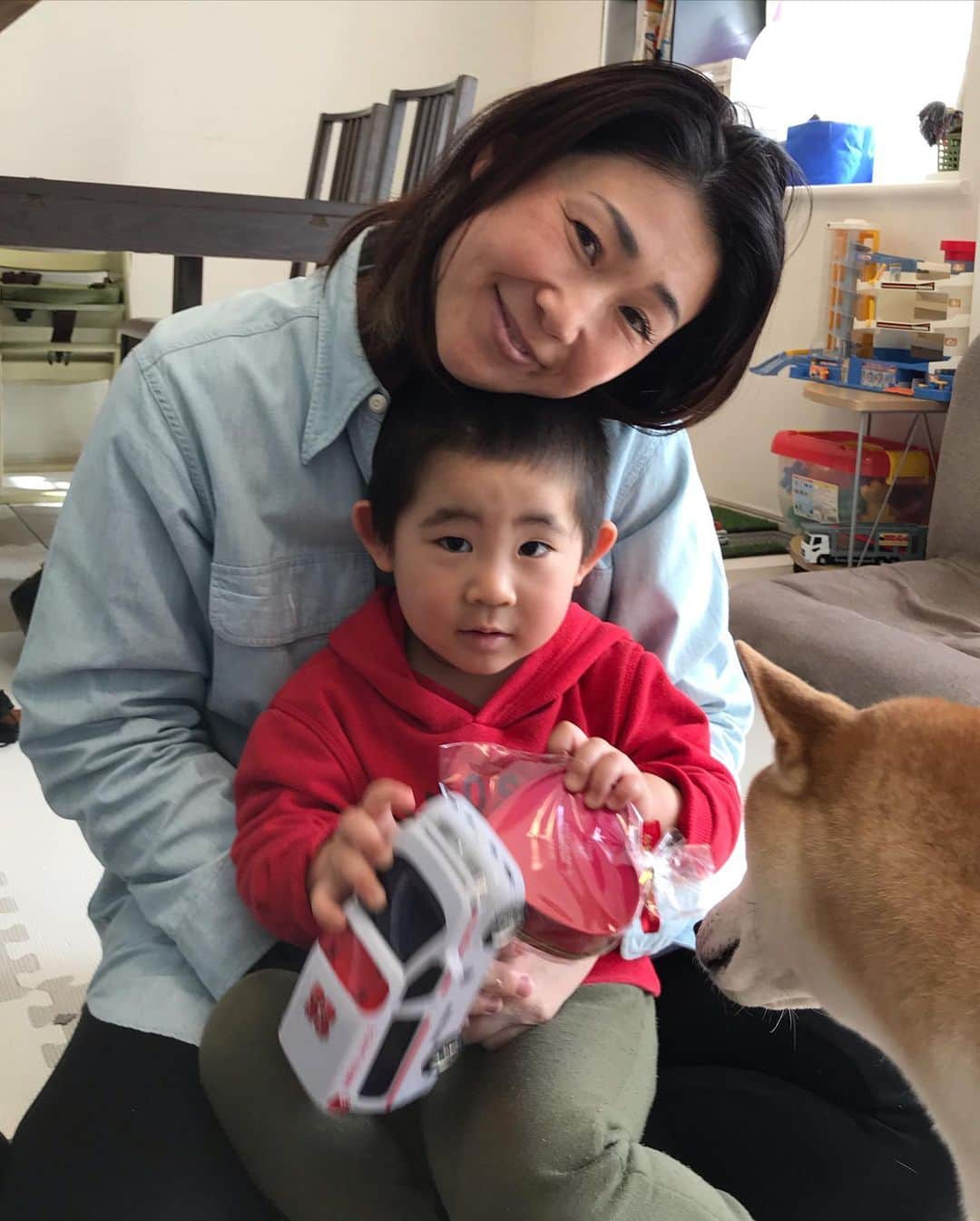 高橋みゆきのインスタグラム：「昨日🎶ミポリンと元気ちゃんが遊びに来てくれたよ☺️❣️久々にたくさん話した😆楽しい時間でした🎶 #近況報告 #ミポリン #元気ちゃん # 餃子ありがとう🥟」