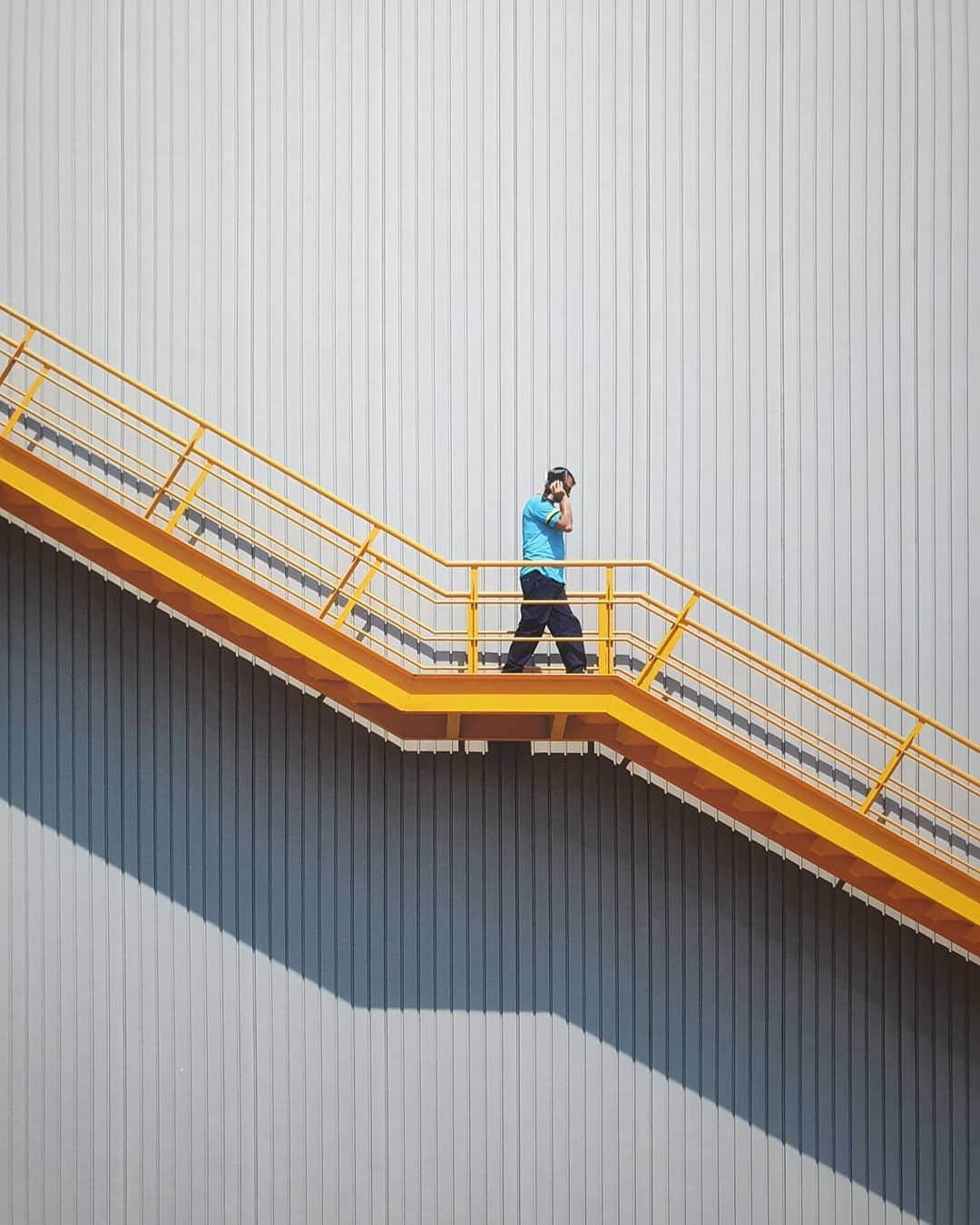 イ・チョンアのインスタグラム：「Yener Torun 🎡  색의 힘이란 + 빛의 힘이란  겨울의 서울은 하늘 말고는 색이 없죠   강남역 교보 건물을 좋아하는 이유는 무채색 도시속에서 은근한 본인의 채도로  그 븕음을 뽐내 주어서 였어요  오늘은 하늘이 참 어여쁜 '하늘색' 이라 한강 다리를 건너는 서울 풍경이 유독 어여쁩니다  다들 하늘도 한번 보고  햇볕도 한번 쬐고  오늘 오후를 맞이하셨으면 ☕🙂  #YenerTorun  #예너토룬」
