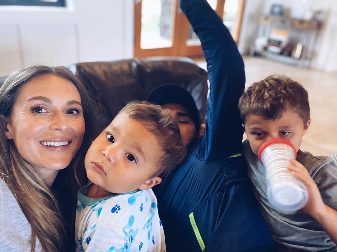 アレクサ・ヴェガのインスタグラム：「My little pumpkins!!! 🥰🥰🥰 #Blessings (Kingston vogue-ing while Ocean steals Kings vanilla almond milk 🤣 #milkdrunk)」