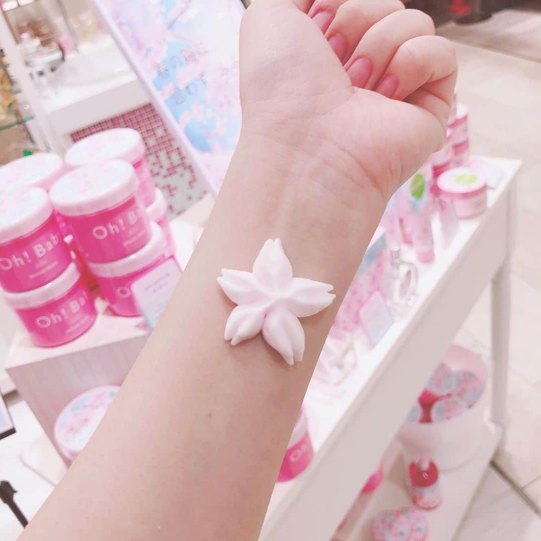 名古屋パルコさんのインスタグラム写真 - (名古屋パルコInstagram)「【西館B1階 グッドモーニングソルテ】﻿ 2/2新発売の春限定アイテムをご紹介🌸﻿ ✳︎期間・数量限定販売﻿ 2021年2月2日(火)～4月18日(日)﻿ ﻿ 春のボディケアシリーズがリニューアル！﻿ 「さくらふふふ」として新登場しています。　﻿ ﻿ ﻿ 【2枚目】桜の形にムースが出てきます🌸﻿ ふわふわのムースがなめらか肌に整えます。﻿ さくらふふふ　ボディホイップムース ﻿ 〈ボディ用泡状乳液〉﻿ 120g　税込 1,650円（本体 1,500円） ﻿ ﻿ ﻿ ふわりとやわらかい風が告げる春のおとずれに思わず、ふふふ。﻿  ﻿ 咲きたてのほんのり甘いさくらの香りに包まれて、心ほどける春限定のボディケアシリーズです。﻿ 陽の光をいっぱいに浴びて育った“陽光桜”由来の美容保湿成分＊を配合しました。﻿  ﻿ ＊陽光桜花エキス（セラススヨウコウ花エキス）﻿ ＊陽光桜葉エキス（セラススヨウコウ葉エキス）﻿ ﻿ 心くすぐるラインナップで、自分自身へのご褒美や、卒入学のお祝い、ホワイトデーなど季節のギフトにおすすめです。﻿ ﻿ スペシャル企画として、“つるつる・すべすべ”で大人気の「Oh! Baby ボディ スムーザー」と特別コラボ！﻿ 春の空気に心ほどける、ほんのり甘いさくらの香りが広がります。﻿ ﻿ さくらふふふシリーズと併せて、春のボディケアをお楽しみください。﻿ ﻿ ﻿ ﻿ ﻿ ﻿ @houseofrose.jp #グッドモーニングソルテ #ハウスオブローゼ #houseofrose #桜 #桜コスメ #春コスメ #春 #🌸 #期間限定 #数量限定 #cherryblossom #ohbaby #スクラブ #ボディケア #おふろ #bathtime #pink  #名古屋パルコ #名古屋PARCO #nagoyaparco #名古屋 #nagoya #栄 #矢場町」2月4日 12時21分 - parco_nagoya_official