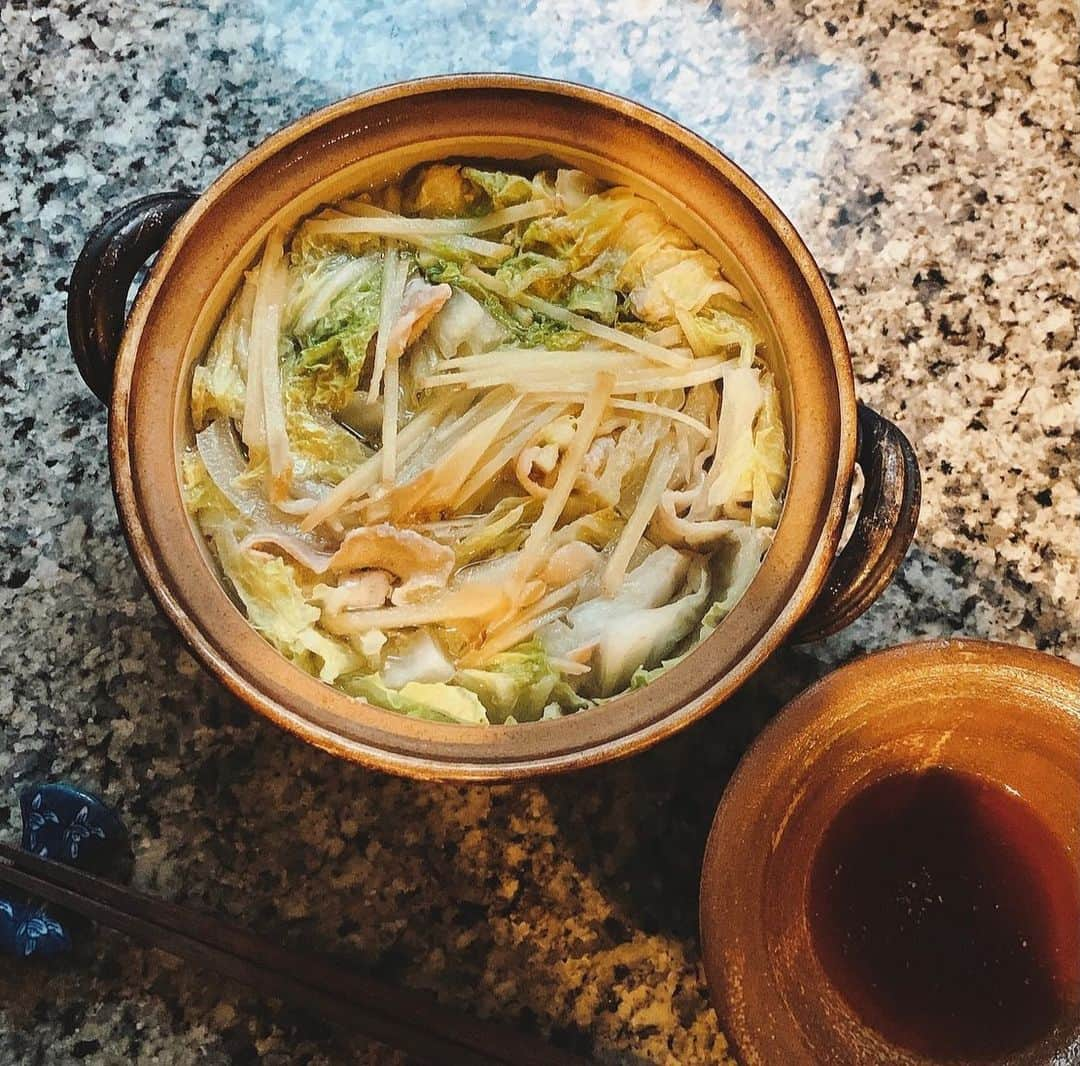 多岐川華子さんのインスタグラム写真 - (多岐川華子Instagram)「今日のお昼は🍲またまた白菜たっぷり入れて、あと豚肉と生姜。 お出汁はシンプルに昆布と鰹節で。  お友達がくれた鰹節が素晴らしくて(2枚目) これでお出汁をとると格段に美味しくなります。  これときのこの炊き込みご飯な昼でした🙌  #food#instafood#foodstagram#japan#japanesefood#lunch#おうちごはん#お鍋#ひとり鍋#簡単鍋#みゃーくぶし#宮古節#鰹節#白菜鍋#はなこ飯」2月4日 12時21分 - hanako__official