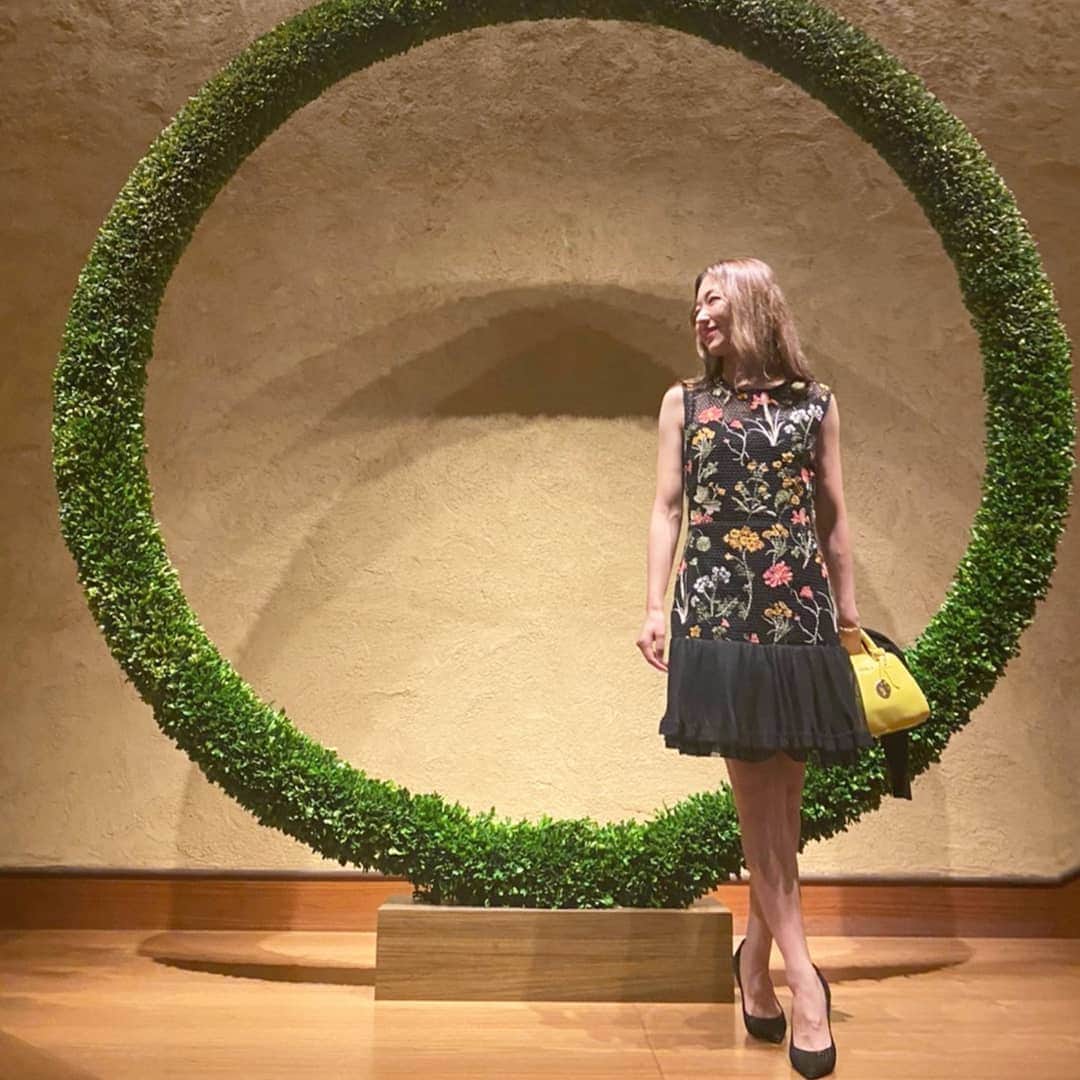 杉山由紀子のインスタグラム：「過去pik✨ ピンクリボンチャリティーパーティー💗 * 伝統芸能の能とのコラボで行われたこのパーティー。 本当に素敵だったなー✨ * 空間もお食事も一緒にいる人も最高だった、、、なにより能というものに触れあえる時間が本当に素敵だった✨ * 今年は着物、お茶、そういう文化にも触れていきたいと思います💟 * * 最近の友達との会話で、 "余裕"の大切さについて語った。 * どんなに根本最高な人でも、余裕がないと本質が出ない。 * 2月のテーマは ✨余裕をもつ✨です💗 * * 久しぶりの真面目postでした🎵 みていただきありがとうございます🌞 * * #2月 #テーマ #和 #着物 #お茶 #能 #伝統芸能 #ピンクリボン #チャリティーパーティー #八芳園 #katespade #ヴァレンティノ  #ワンピース」