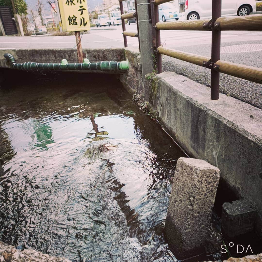 松本隆博のインスタグラム：「。 石手寺から道後公園の道を 歩いてるとこんなのを見つけた。 きっと昔の道標の石標だよね。 道が高架になって下に埋もれた んだろうか。きっと敢えてこの ままにする事で、こうやって まじまじと立ち止まり何故か？ と考察したり写真撮る人の為に あるのだろうね、僕の為に(^ ^)。 昔を感じること出来ました。  ～人生遊歩道～」