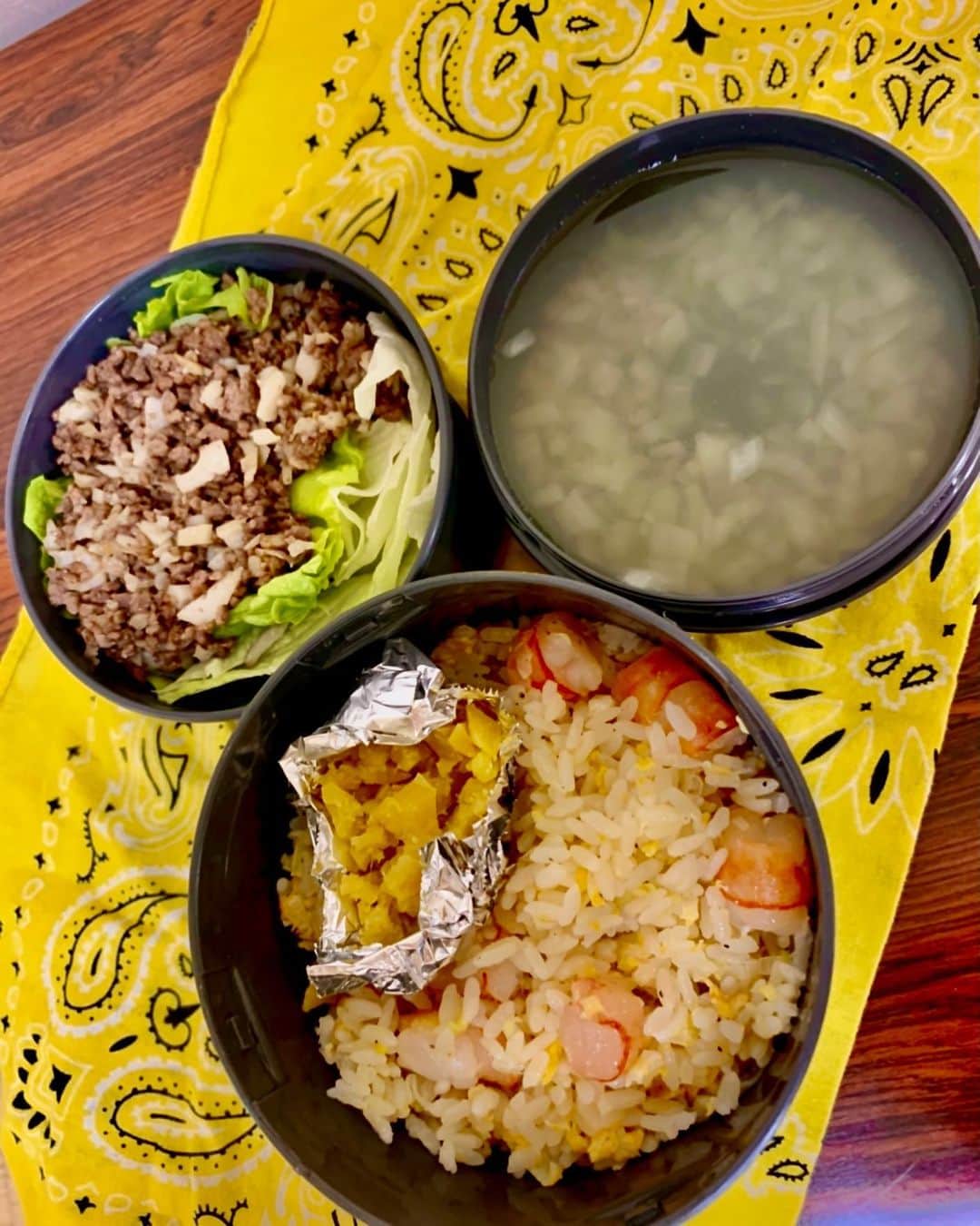 夏木マリさんのインスタグラム写真 - (夏木マリInstagram)「#lunch #bento  #dorama   毎日2食のお弁当持って来ています！  今日のお昼は、 海老チャーハンにたくあんのわさび漬け ひき肉と蓮根のレタス包み 玉ねぎスープ な、感じです🥢  いっただきまーす!」2月4日 12時24分 - mari_natsuki