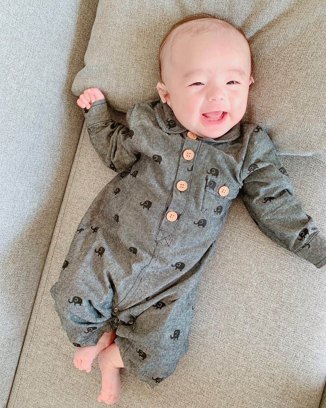 永峰絵里加さんのインスタグラム写真 - (永峰絵里加Instagram)「3 months old boy👶🏻🧡 ・ 次男が生後3ヶ月になりました。 いつもニコニコしていて癒される^ ^ あーうーのお喋りも楽しんでいます◎  最近はこぶし食べ期、ハゲ期を迎えていて毎日抜け毛がすごい💦・ 長男は4ヶ月で全抜けツルツルになったのでもう驚かないけどどうなるかしら。  お耳の矯正は順調で、来月には完了出来るんじゃないかと思ってます◎ これについてはまた追々。  相変わらず弟ラブな長男は毎日弟にお気に入りの絵本やらおもちゃをプレゼントしてるけど今回はおむつをあげていました😂←動画・ ママがいつもこれあげてるし〜って事なのかな😂 ・ ・ ・ ・ #あげすぎ #弟大好き #弟愛 #仲良くね  #生後3ヶ月 #3ヶ月ベビー #次男 #年子兄弟 #1歳8ヶ月差 #happybaby #momofboys」2月4日 12時31分 - erikalmaz