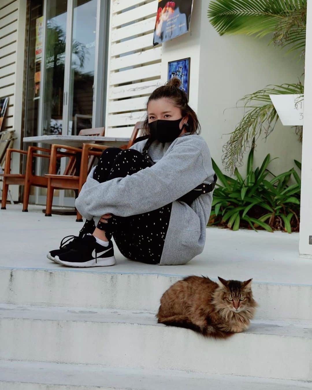 Tomoyo Umezawaのインスタグラム：「沖縄移住の片付けも だいぶ落ち着いてきたよぉ~♪ ・ 沖縄の猫ちゃんって人懐っこい🐈❥ この猫ちゃんは #ウミカジテラス で 出逢った 猫ちゃん 🐒  ・ ・ #cat #猫 #沖縄移住 #沖縄」