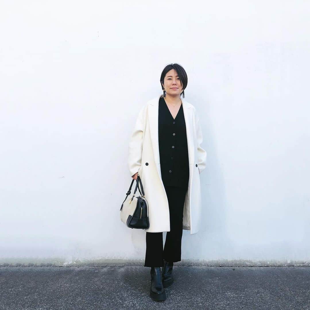 望月律子さんのインスタグラム写真 - (望月律子Instagram)「ニットアップ 楽…の一言に尽きる。 #ニットアップ #ブランド上下別々だけど #黒ならきちんと感もキープ #モノトーンの日 #今年は白のコートが大活躍」2月4日 12時32分 - ritsukomochizuki