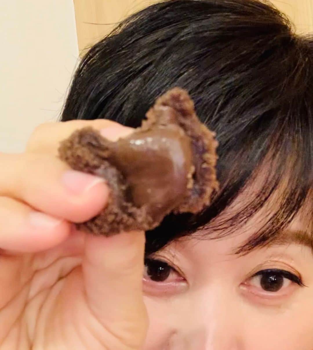 パク・ミソンのインスタグラム：「매진  될 것 같아요  박미선떡  초코떡 !!!  . 국내산  찹쌀에  벨기에산  생초코가 들어간 ,  안먹어본 사람은  있어도  한 번  먹어본  사람은  없다는 ㅎㅎ  . 후기가  정말  좋네요  뿌듯 ~~~ . 1차 물량  곧 매진  . 택배도  내일 마감  . 명절에  가족들과  함께  . 발렌타인데이에  초코떡으로 특별선물  .  주문  서둘러주세요 ~~ . 찰보리 영양밥 (약밥) 도  서두르시구요  . 프로필에  링크  . 네이버에  박미선떡  검색하셔도  됩니다 . . 다시한 번  감사합니다  . #박미선떡 #대박떡 #매진임박 #배송대란 #초코떡 #영양찰밥약식」