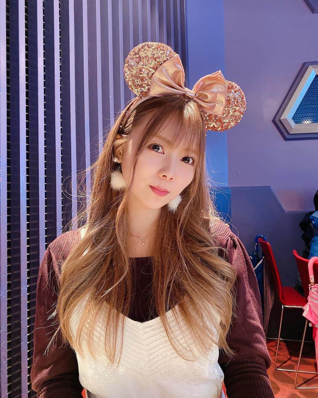 西村季里子のインスタグラム：「・  birthday disney⚫️🎀⚫️  毎年友だちが誕生日ディズニーに 連れて行ってくれるので、 今年も１ヶ月前に予約してくれてて、 感染対策徹底しつつ行きました🙇🏻‍♀️  まさかのどしゃ降り&人数制限 5000人だったので、 本当に人がいなかった☔️☔️☔️  ホッカイロ3枚貼った。最強。  #ディズニー#ディズニーランド #東京ディズニーランド  #東京ディズニーリゾート  #disney#disneyland#disneyresort  #誕生日ディズニー#雨ディズニー #毎年恒例 #ありがとう#誕生日 #followｍe #followｍe」