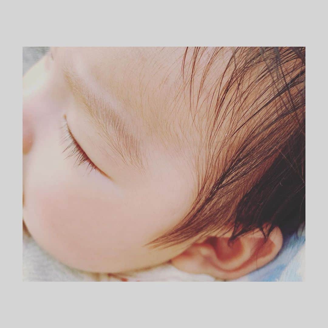 美坂理恵のインスタグラム：「. . よく寝る子だなぁと思っていたら、先週から急に、 眠たいのに眠れなくなってしまい、泣き続けた息子。  何したってダメで、抱っこしながら泣かないで〜と 一緒に涙した私。  昨夜からまた落ち着きだし、ぐっすり眠るようになりました。  グズグズも成長の証。 毎日、小さな体でいろんな刺激を受け、一生懸命成長してるんだなぁと思うと愛しさは増すばかりです。  #ゆっくりでいいよ #一年生同士 #一緒に成長しようね」
