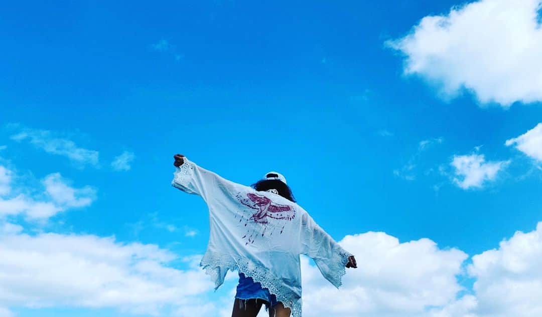 三谷晶子のインスタグラム：「背中にイーグルを背負って空を仰ぐ。  I carry an eagle on my back and look up at the sky.  #加計呂麻島 #kakeroma  #kakermajima #kakeromaisland #island #islandlife #islandgirl  #islandgirls #islandgirlstyle #islandgirl🌴  #islandgirlsrock  #islandgirlforever  #islandgirlatheart  #islandgirlcollection  #islandgirldiaries  #beachlife #beachgirl  #beachgirls  #beachgirlforlife  #beachdress  #sundress  #japanesegirl  #japan_of_insta  #japanesefashion  #japanphoto  #islandphotography #しま旅love  #しま旅loveフォトキャンペーン」