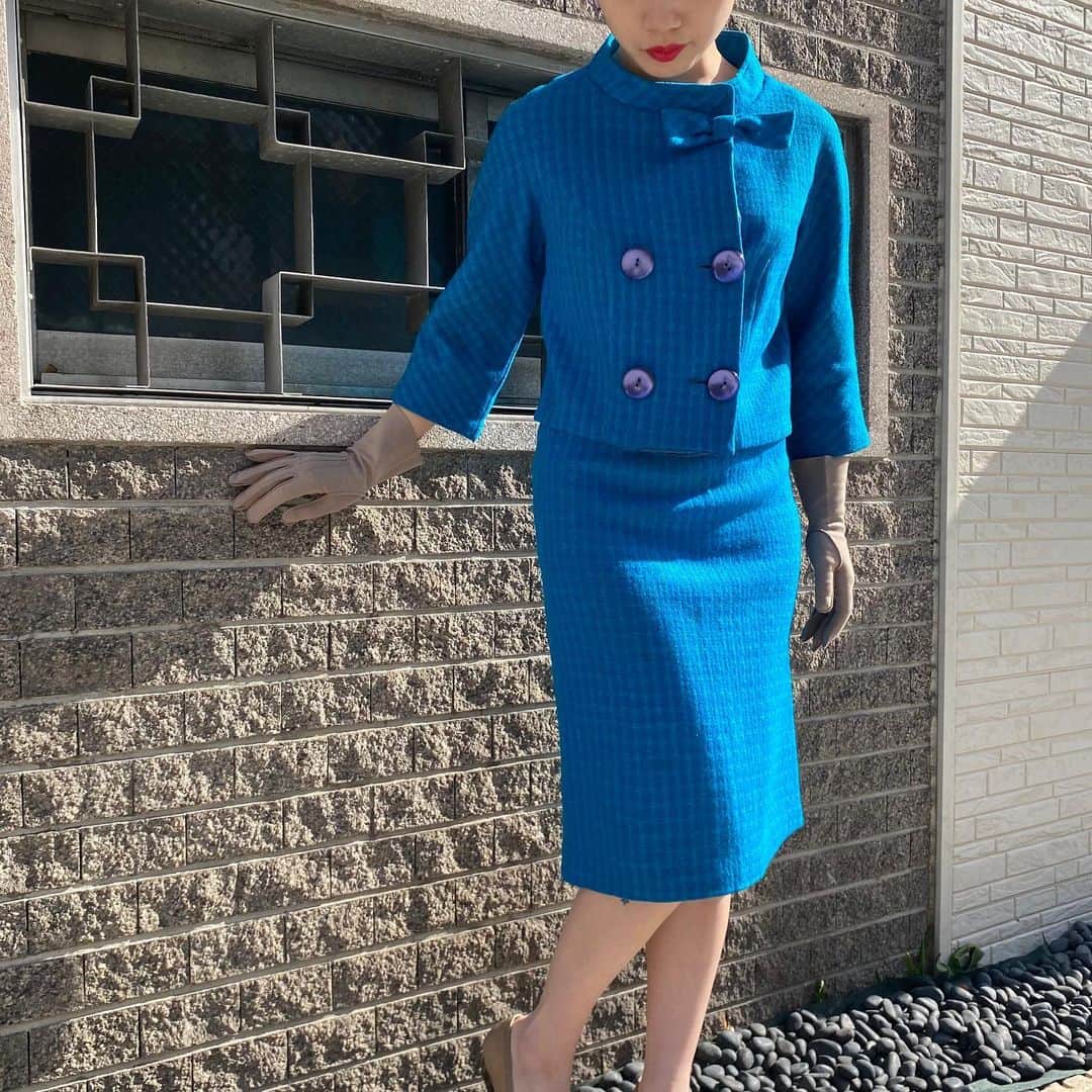 NUTTY Vintage&Collectibleのインスタグラム：「💐NEW ARRIVAL💐  ☑︎vtg 50's royal blue set up  色鮮やかなロイヤルブルーが素敵なセットアップ。 コンパクトなシルエットや明るい色使いはまさに1950年代の面影を感じられます。  可愛らしいリボンのアクセントでより上品に、レディに👠 一着で特別感のある装いに仕上がります♡  🛒VINTAGE ONLINE STOREにてお買い求めいただけます🛒  本日も20時までオープンしております。 ご無理のないように、お気をつけてお越し下さいませ🌹  ---------------------------------------------------- 💐Formal Fair 2021💐1/18(mon)~ ☑︎ヴィンテージジュエリーALL10%OFF  🚌送料無料🚌1/15(fri)~ ☑︎VINTAGE ONLINE STORE ¥10000以上 ☑︎SELECT BOUTIQUE ONLINE STORE ¥5000以上 お買い上げで全国一律送料無料！ （※ONLINE STORE/その他通販全て対象） ----------------------------------------------------」