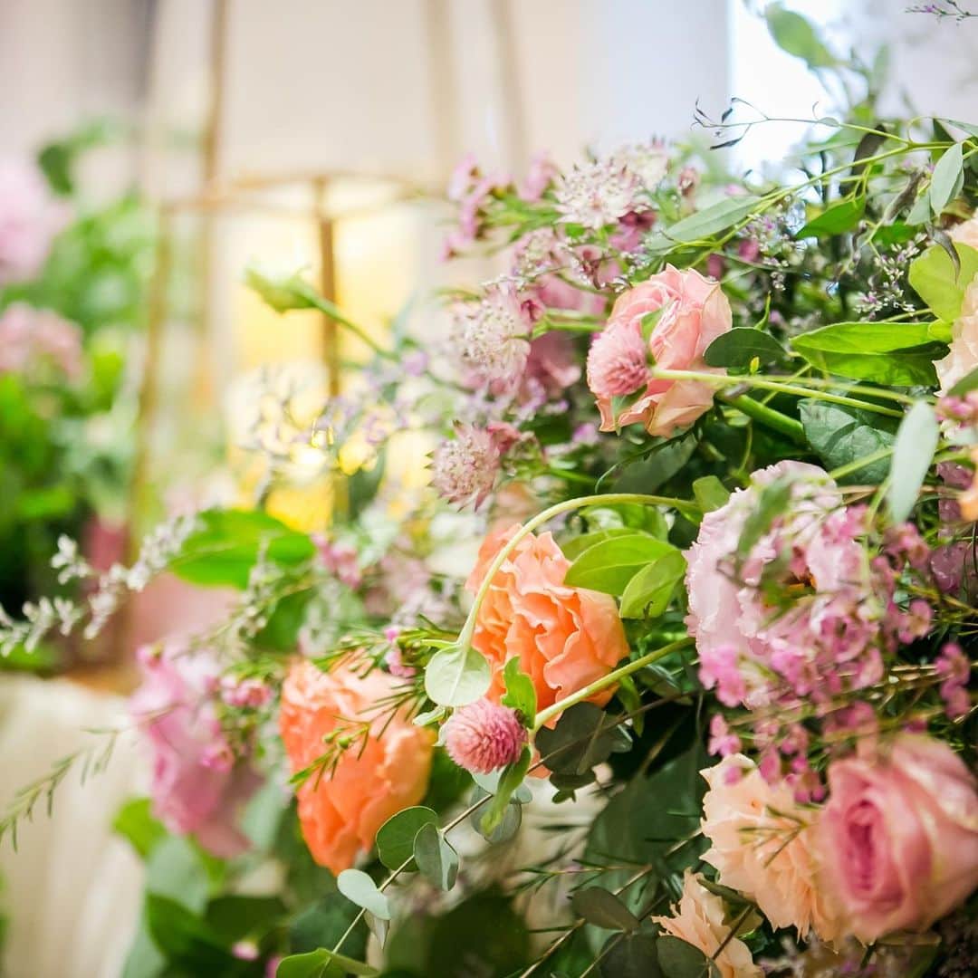 ガーデンテラス長崎ホテル&リゾートさんのインスタグラム写真 - (ガーデンテラス長崎ホテル&リゾートInstagram)「🌼 明るいビタミンカラーのお花は笑顔が素敵な花嫁さんにぴったり！  人気のピンクとの相性もバッチリです。  フローリストのお打ち合わせお楽しみください。  #日比谷花壇 #フラワーギャラリーオランダヤ #雄苑 #結婚式フラワーコーディネート #長崎ウェディング #ガーデンテラス長崎 #ガーデンテラス長崎ホテル＆リゾート #長崎結婚式場 #長崎結婚式 #感染予防対策 #新しい結婚式 #結婚式の新しいカタチ #長崎絶景チャペル #チャペル #長崎花嫁 #プレ花嫁 #花嫁 #結婚式 #夜景のきれいな結婚式場 #結婚式準備 #卒花 #卒花嫁 #wedding #長崎プレ花嫁 #結婚式 #全国のプレ花嫁さんとつながりたい  #メモリードグループ #MEMOLEADWEDDING  ブライダルフェア好評開催中 詳しくはプロフィール画面に記載のURLよりご覧下さい gardenterracenagasaki」2月4日 12時50分 - gardenterracenagasaki