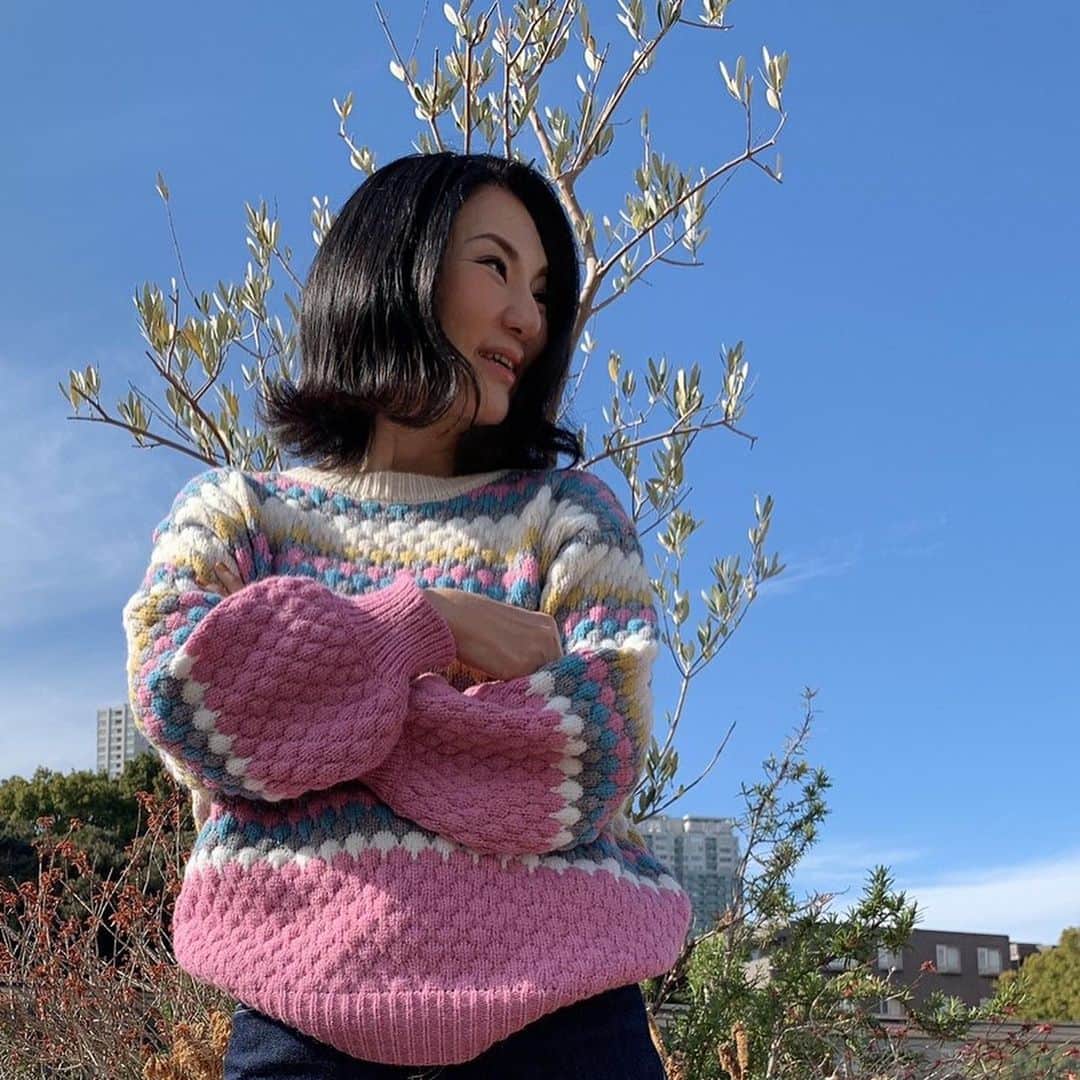広瀬香美さんのインスタグラム写真 - (広瀬香美Instagram)「普通のGパンと普通のセーター。  青空に映えるー♪  明日2/5は札幌公演。 向かいます。 歌わせて頂けることに感謝。 心を込めて歌います。  ねぇー札幌のみんな。 お天気どう？？ やっぱり寒いよね？微笑  #wintertour 2021 #sapporo  #hokkaido  #zeppsapporo  #homeparty  #mesinging  #yousinging  #寒い ？ #札幌  #zepp札幌  #歌ってみた  #歌ってみた歌われてみた」2月4日 12時56分 - kohmi.hirose