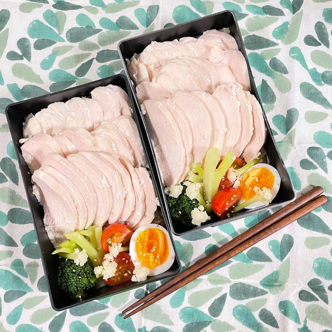 のインスタグラム：「今日の昼ごはん。﻿ 寒さへの耐久性がめちゃめちゃ低いのと﻿ 末端冷え性っていつか治るもんなのかなぁ。﻿ 冬は料理するしないに限らず手も荒れる......﻿ 両手しっかり #あかぎれ 🩸﻿ ﻿ —— #松本食堂 ——﻿ ﻿ #今日のお弁当 🍱﻿ ⚪︎鶏ハム﻿ ⚪︎野菜たち﻿ ・カリフローレ﻿ ・ブロッコリー﻿ ・トマト﻿ ⚪︎ゆで卵﻿ ⚪︎カサ増し玄米﻿ ﻿ 安定の鶏ハムに﻿ ストックの蒸し野菜﻿ いつものカサ増し玄米﻿ やっぱ飽きないなぁ🙂﻿ ﻿ 夜にはこの鶏ハムに﻿ #フルヤジ さんの #畑のラー油﻿ 合わせて食べるのがいつも美味しすぎる❗️﻿ ﻿ 明日は平日最後のお弁当﻿ アスリート弁当とか関係なく﻿ ただただ、作りたかった﻿ みんな大好きなラインナップ﻿ 「わんぱく弁当」だよ😏﻿ ﻿ — 🧑🏼🍽 ———﻿ ⓢ #鶏ハム #鶏胸肉 #滋賀野菜 #のっけ弁 #マツショー弁当﻿」