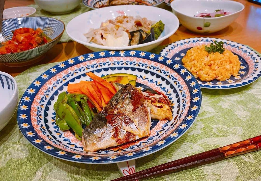 井上英里香のインスタグラム：「❁鯖と野菜のグリル　 〜バルサミコソース〜 ❁カレーピラフ ❁豚肉と牛蒡の卵とじ ❁ラタトゥイユ * ❁ぶり焼き ❁肉豆腐　　 ❁鶏肉の香草焼き * * 最近はお鍋率🍲 かなり高めのわが家ですが、 気合いを入れて しっかり作る日も♡👩🏻‍🍳🍳 * * #えりか亭 #おうちごはん #料理 #魚料理 #鍋 #cooking #dinner #instafood #cookingram #食卓 #献立 #丁寧な暮らし #料理好きな人と繋がりたい #🍽」