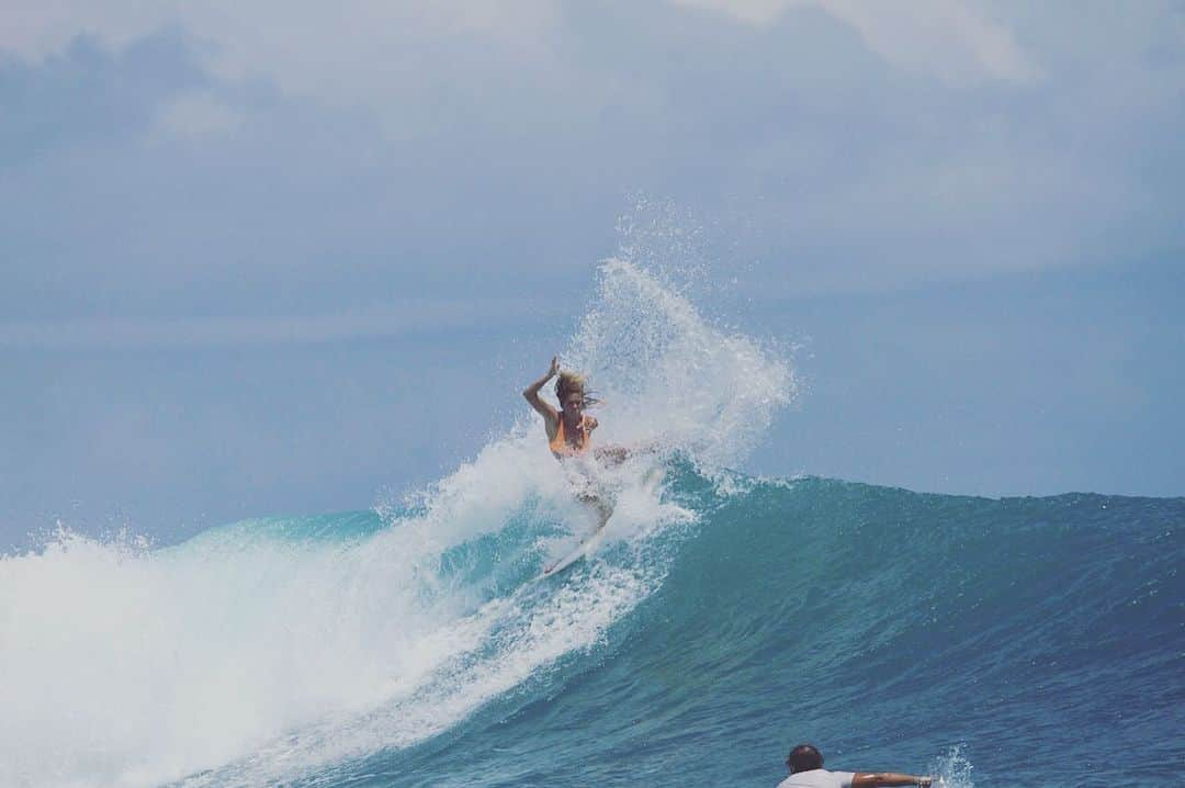 Bethany Hamiltonさんのインスタグラム写真 - (Bethany HamiltonInstagram)「Counting the days down 😆🤰🏼👼🏽🏄🏼‍♀️ Counting down till Baby comes or till I can surf?! You guess?! haha  Surfer mom problems!!! Can’t wait to live with baby out and about & go surf!!! 👼🏽✨❤️🏄🏼‍♀️ Happy International girls & women’s in sports day!   @ripcurl_women @rssurfco @mgyenes_shapes」2月4日 13時00分 - bethanyhamilton