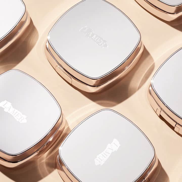 ドゥラメールのインスタグラム：「Wake up, touch up, tag along. Our perfectly portable Luminous Lifting Cushion Foundation Broad Spectrum SPF 20 carries you through your day, one click closed at a time. #SkincolordelaMer」