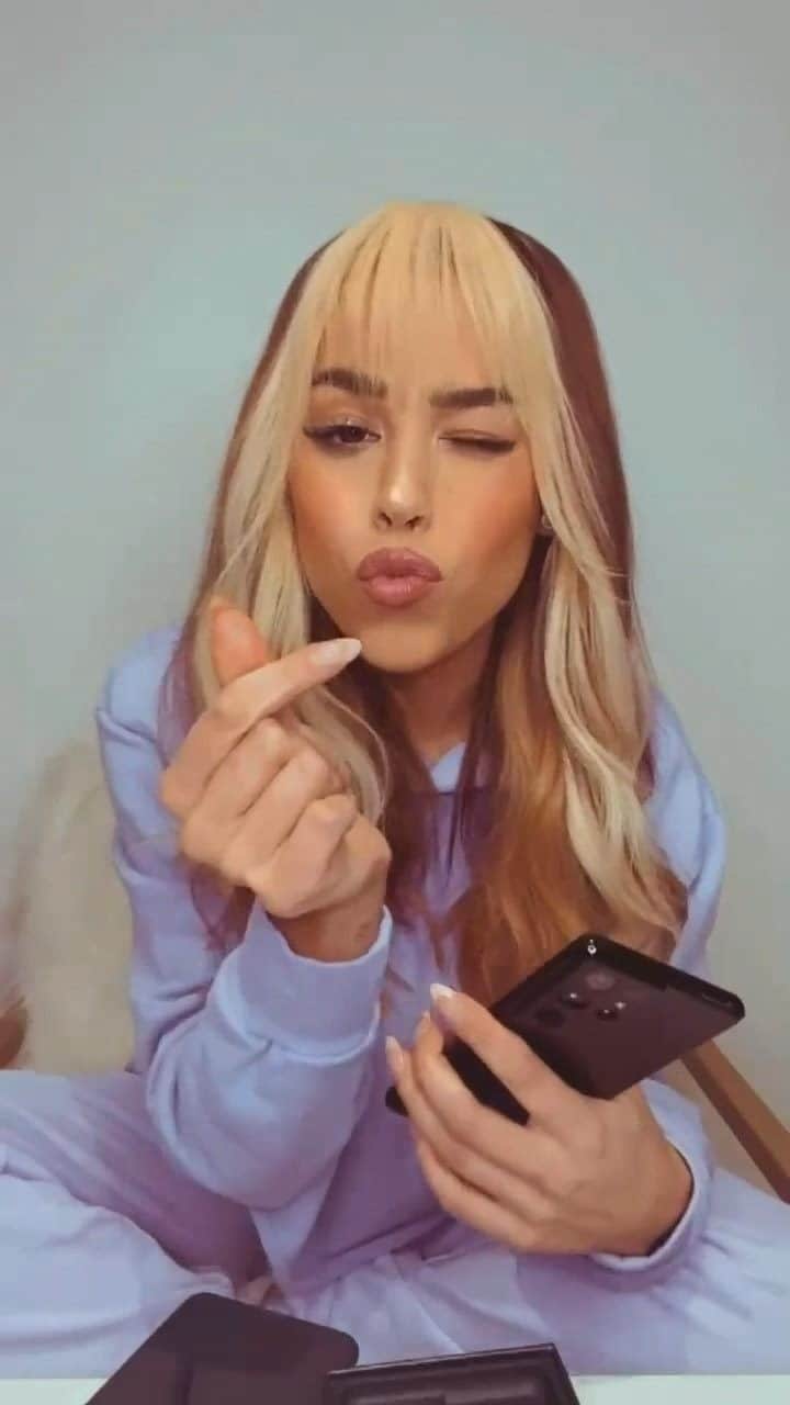 Danna Paolaのインスタグラム：「Gracias @samsungmobilemx 💙💙💙 ya tengo en mis manos el nuevo #GalaxyS21Ultra y wooooow.... su diseño, su color, sus cámaras, su S Pen 😱 Todo me gusta!! 😍😍😍  @samsungmobile  #TeamGalaxy  #ÉpicoEnTodoSentido」