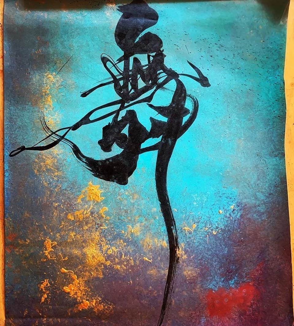 武田双雲のインスタグラム：「舞　Dance though Life  Our Life is full of failure. As we all know that everything has been started this way, when we begin a new thing, we fail first. No babies can walk from the beginning of their lives, everyone learn to crawl, to pull themselves up and finally be able to walk by repetition practice and failing. Riding a bicycle is the same thing. We fall at the beginning. Driving a car, making friends, getting scold by teacher, failing first love, and failing at work…. My life has been the repetition of such things “try are error”. However, as we all know that failure is the part of success, so it is safe to say failure is success.  人生、失敗だらけ。 なんでもそうだけど 新しいことをはじめるとこける。 ハイハイから少し経つとヨチヨチ んでこける。 その繰り返しでだんだん歩けるようになる。 自転車にチャレンジ。そしてまたこける。 車の免許で坂道発進ができない。 友達に嫌われる。無視される。 先生に怒られる。好きな子はふりむいてもくれない。 受験に落ちる。 会社に入ると上司に迷惑をかけまくる。 会社やめてストリート書道やったけど誰も足止めず ネットはじめてアクセス0。 書道教室生徒さん集まらず。 イベントだれも来ず。 こんなことの繰り返し。 成功って失敗でできてるんだから 失敗と成功はもう同じって言ってもいいかもね 双雲は失敗の素。 あ、ちがう 失敗は双雲の素。 これも違うな うん、もうどれでもいい（笑）  #双雲 #souun #calligraphy #shodo #artwork」