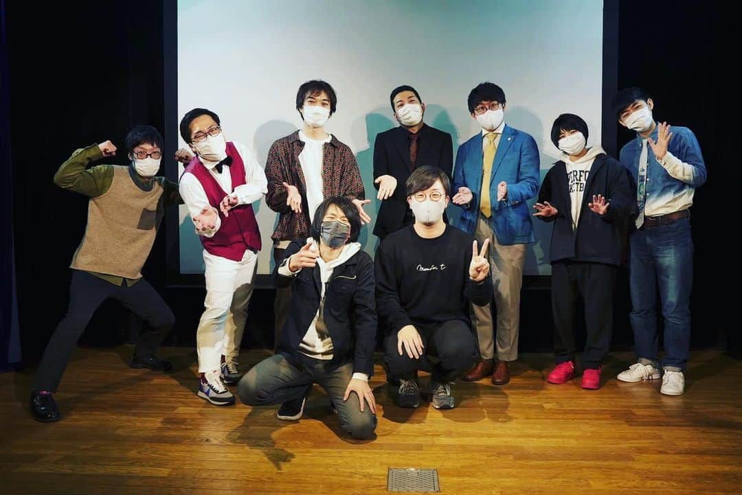 檜原洋平のインスタグラム：「2021.2.2 あるある-1GP  「うまい棒のたこ焼き味は他の味よりちょっと硬い、蒸しパンはラップに包まれている感じがイヤであんまりみんな買わない、など絶妙なあるあるを次から次へと生み出す姿を見て人々は彼をこう呼ぶ！Mr.あるある漫才。ママタルト檜原！」  「話の続きが気になるタイミングでエレベーターが来る、電車の車体に”きは”や”くは”と書いてある、など秀逸なあるあるであるあるコントを構成、あるある界で彼を知らない人は1人もいない！Mr.あるあるofコント。ザ・ギース高佐！」  「人はだいたい午前中に起きるというあるあるをTwitterで毎日証明し続ける男。あるあるは東から昇り、あるあるは西へ沈んでいく。Mr.あるあるモーニング、ナイチンゲールダンス中野なかるてぃん！」  「パチンコは1人につき一台というあるあるを逆手に取ったギャグでお笑い界にあるあるビッグバンを巻き起こす。この男のあるあるフィーバーは閉店時間になっても取りきれない！Mr.あるあるパチンコ、YES！アキト！」  「地方の商店街には偏った政党のポスターが飾ってある、国語の先生はどんなときも正しい日本語を使う、などのあるあるで、あるあるM-1グランプリで最も注目を集めたあるあるグループの1人！Mr.あるあるファントム！真空ジェシカ川北！」  「昨年のあるあるTHE Wで、今の時代子供を連れて行くには親の同意書が必要というあるあるで見るものをあるあるの虜にした姿は記憶に新しい。今宵もあるあるの蝶が舞う。Ms.あるあるプリンセス！Aマッソ加納！」  「毎月のようにあるある単独ライブを開催し、年間で100本以上のあるあるコントを生み出す頭脳はまさに、あるあるブラックホール！プライベートでは、ルームシェアは一番狭いスペースに住んでいる人間から引っ越すというあるあるも繰り出す！Mr.あるあるマチコちゃん！男性ブランコ平井！」  「一昨年初めて出たあるあるネタパレでは、法事でもらうおまんじゅうは気持ち悪いというあるあるで炎上。その次の月に出たヒルナンデスでも、湯豆腐はお湯味のゼリーというあるあるで苦言を呈された姿はまさにあるあるリザードン！今宵はハーモニックホールをほのおのうずで焼き尽くす！Mr.あるあるリザードン！赤もみじ村田！」  以上８人のあるあるマスターが集まってあるあるを言い合った日。」
