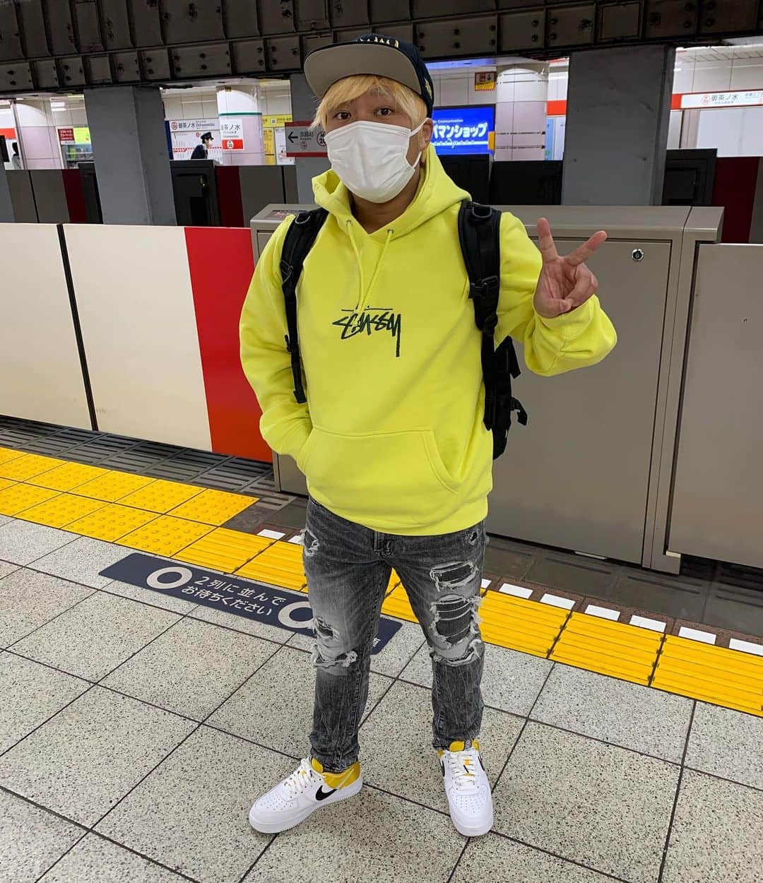 下村大樹のインスタグラム：「今日は黄色 #ストゥーシー #stussy #パーカー #パーカーコーデ　#nike #ナイキ #ナイキスニーカー #エアフォース1 #airforce1」