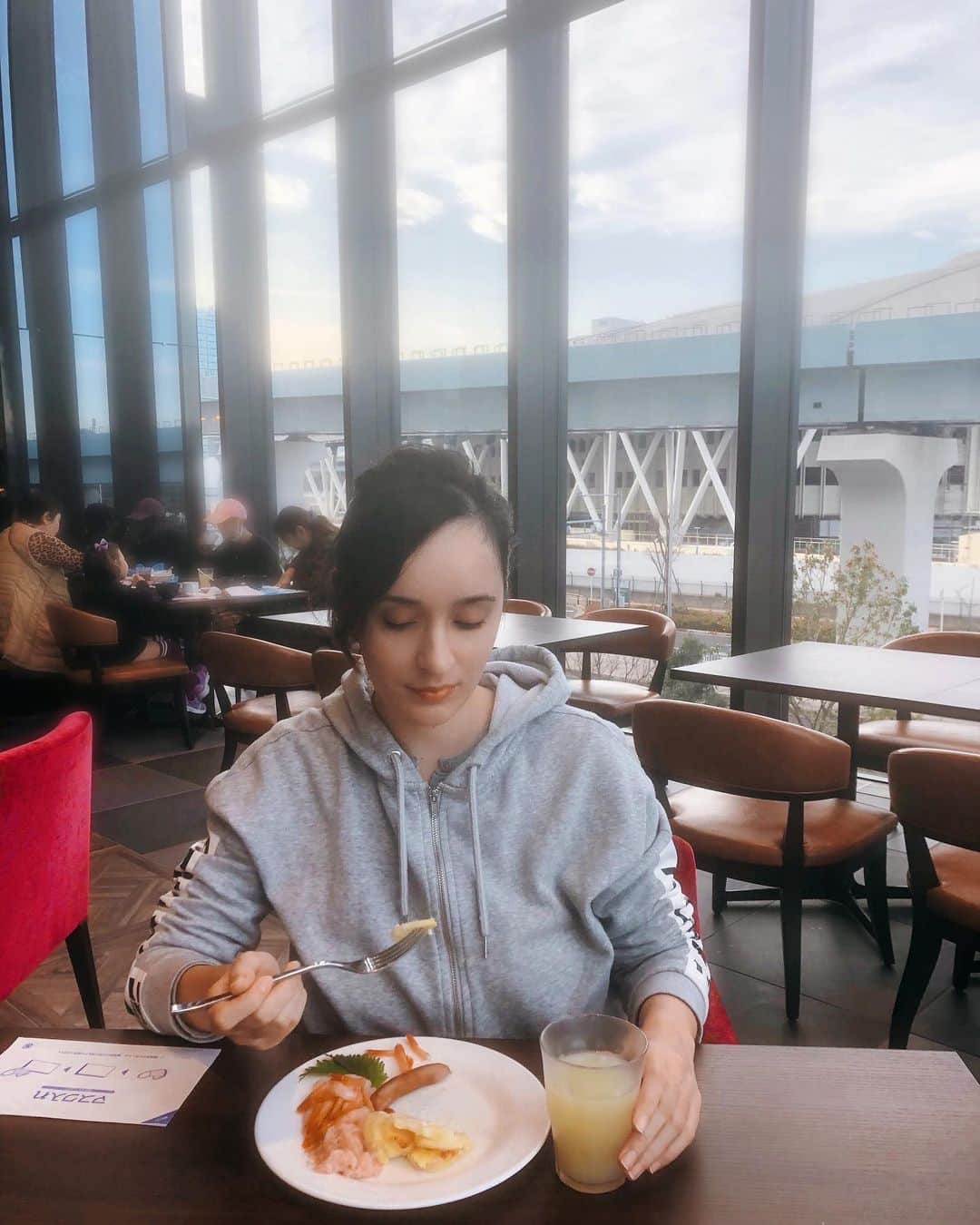 Jade Furutaさんのインスタグラム写真 - (Jade FurutaInstagram)「朝から甘えび😻その後はまた爆睡😆why not?! I love waking up to eat a breakfast buffet, just to sleep again right after😂who else? I had lots of Sashimi that morning, including one of my faves AMAEBI❤️aka sweet shrimp! This is a brand new hotel and onsen, called Villa Fontaine Grand Tokyo Ariake (Tokyo Bay). Great service and beautiful place🌸 I highly recommend it🙌🏽 #sashimibreakfast #breakfastbuffet  . . . . . . . . . . . . . . . . . . . . . . . . . . . #観光インフルエンサー #hotelvillafontainegrandtokyoariake #インフルエンサー #インスタグラマー #ハーフタレント #onsentokyo #インスタグラマーズジャパン #tokyoguide #ブラジル人モデル #外国人モデル #igersjp #odaiba #tokyohotels #tokyospa #japanhotels #daibacity #tokyobay #温泉旅行 #東京温泉 #台場温泉 #tokyoolympics #tokyoolympics2021 #tokyotourism #泉天空の湯 #おすすめホテル #レストラン口コミ」2月5日 0時07分 - jadefuruta