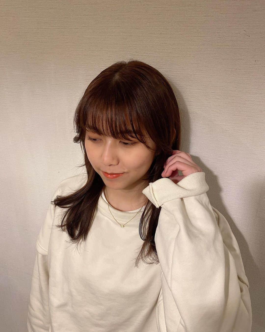 鈴木萌花さんのインスタグラム写真 - (鈴木萌花Instagram)「こんばんは☺︎﻿ ﻿  ﻿ 18歳、色んな新しいことと出会い、色んな人と出会い、色んな感情に出会い、色んな経験をしました😢✨﻿ ﻿ 18歳、嬉しいことも楽しいこともあったけど、、苦しくて辛いこともあったし、逃げたくても、これからもあると思います。﻿ いつか、それが良かったと思えるように顔晴りたいです。﻿ ﻿ 応援してくださるみなさん、愛来ゆづはな、スタッフさん、家族、友達、感謝しかないです。﻿ 心から、ありがとうございました☺️🤍﻿ ﻿ ﻿  #18歳 #感謝 #アメフラっシ #鈴木萌花」2月5日 0時07分 - amefurasshi_moeka_official_