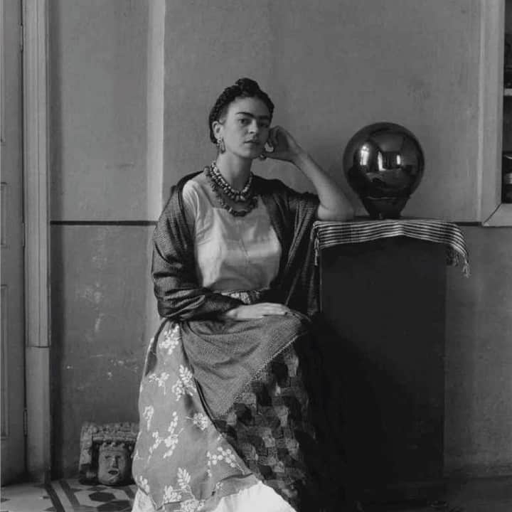 フリーダ・カーロ記念館さんのインスタグラム写真 - (フリーダ・カーロ記念館Instagram)「#UnDíaComoHoy, pero de 1902 nació en la Ciudad de México Manuel Álvarez Bravo, uno de los fundadores de la fotografía moderna mundial y quien en diversas ocasiones retrató a Frida Kahlo.」2月5日 0時00分 - museofridakahlo