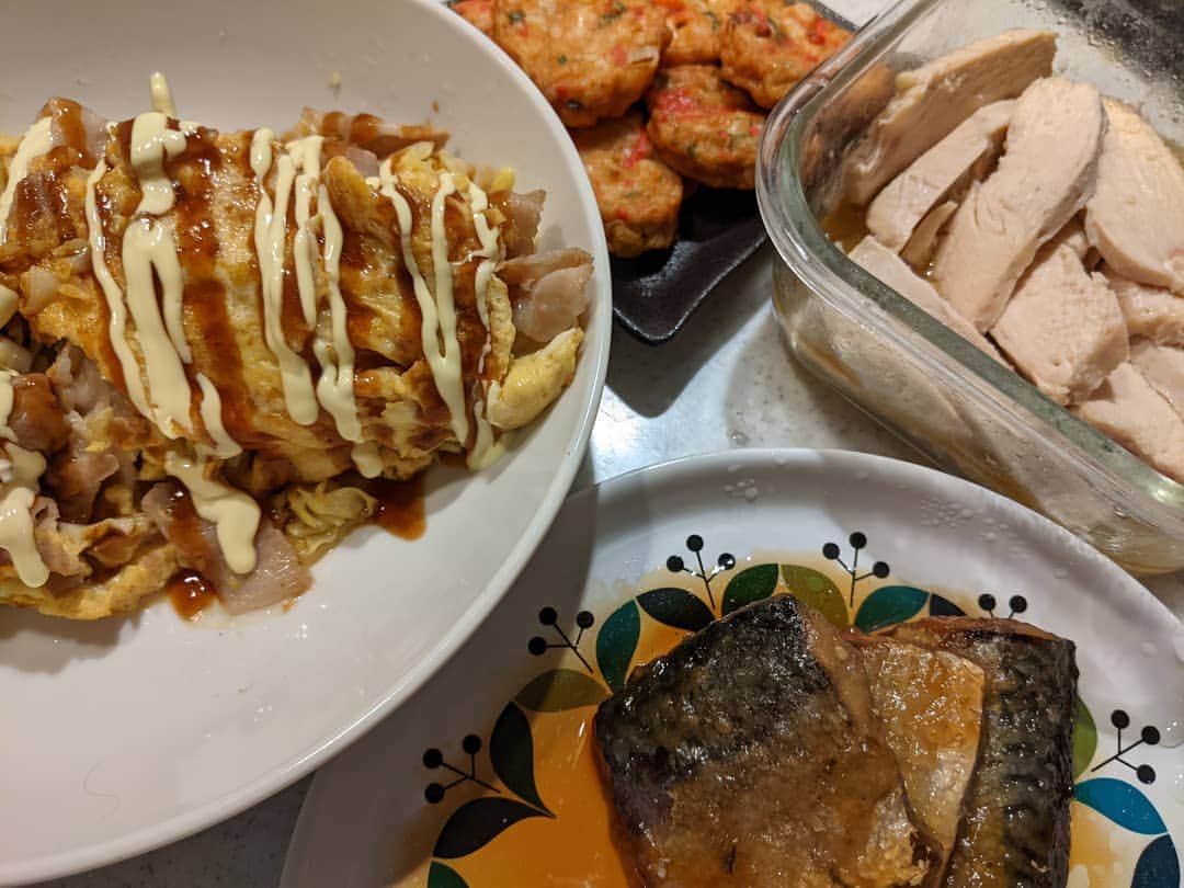 山部朱里のインスタグラム：「. . 【大好きだよママの大事な宝物だよ生まれてきてくれてありがとうと毎日寝る前に必ず伝えていたら覚えてくれて一緒に言ってくれる。幸せだーーと思いながら気づいたら一緒に寝てしまうこともある。今日は寝落ちしなかったので荒れ狂う部屋をいざリセット。】 ①チャーシュー 胸肉をフォークで全体的にさします。ごま油白だしにんにくチューブを絡めてふわっとラップしてレンジで3分裏返して1分50秒だったはず、、生っぽければ適当に温めてます。味付けはオリーブオイルお醤油にんにくチューブでもいける。なんでも対応可！ ②さば甘酢だれ パルシステムさんだったかな？もう今日は疲れて疲れて疲れて料理考えられなかったのでレンジにお任せしました！疲れてるときの甘酢って染みますね。欲してたとおもう。 ③具だくさん豚平焼き 具多すぎ！(笑)くるって包めないくらい具だらけ！どどどど【豚"】平焼きってかんじです。はあ、疲れてますね、寝ます。 ④えびと紅生姜のさつまあげ！ これは白菜炒めに使うはずだったのに、今日思考停止状態だったのでもうそのまま食べました！そのまま食べても美味しい！いいおつまみ！白菜と炒めるときは、めんつゆか白だしで味付けてます！ . . #おうちごはん #ごはん #おかず #料理 #自炊 #節約 #簡単料理 #簡単レシピ #レシピ #時短レシピ #チャーシュー  #胸肉レシピ #さば #甘酢 #パルシステム #宅配 #豚平焼き #キャベツレシピ #豚肉レシピ #卵 #フリーアナウンサー #子育て #育児 #年子 #兄弟 #男の子ママ #男の子って常に飛び跳ねてるのよ #一緒になって回って遊んで目回るのよ #全力育児」