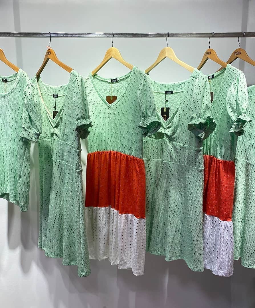 DECÊNCIAのインスタグラム：「Ei, lojista, você sabe da importância de um bom Visual Merchandising? A prática de otimizar a apresentação dos seus produtos e serviços destacam tudo o que a sua loja tem de melhor; atraindo, envolvendo e motivando o seu cliente a ter uma experiência incrível! E claro, nada como uma arara com peças na cartela que é a cara do verão! ❤ #decencia #visualmerchandising #roupasplussize #plussizeonline #plussizeataco」
