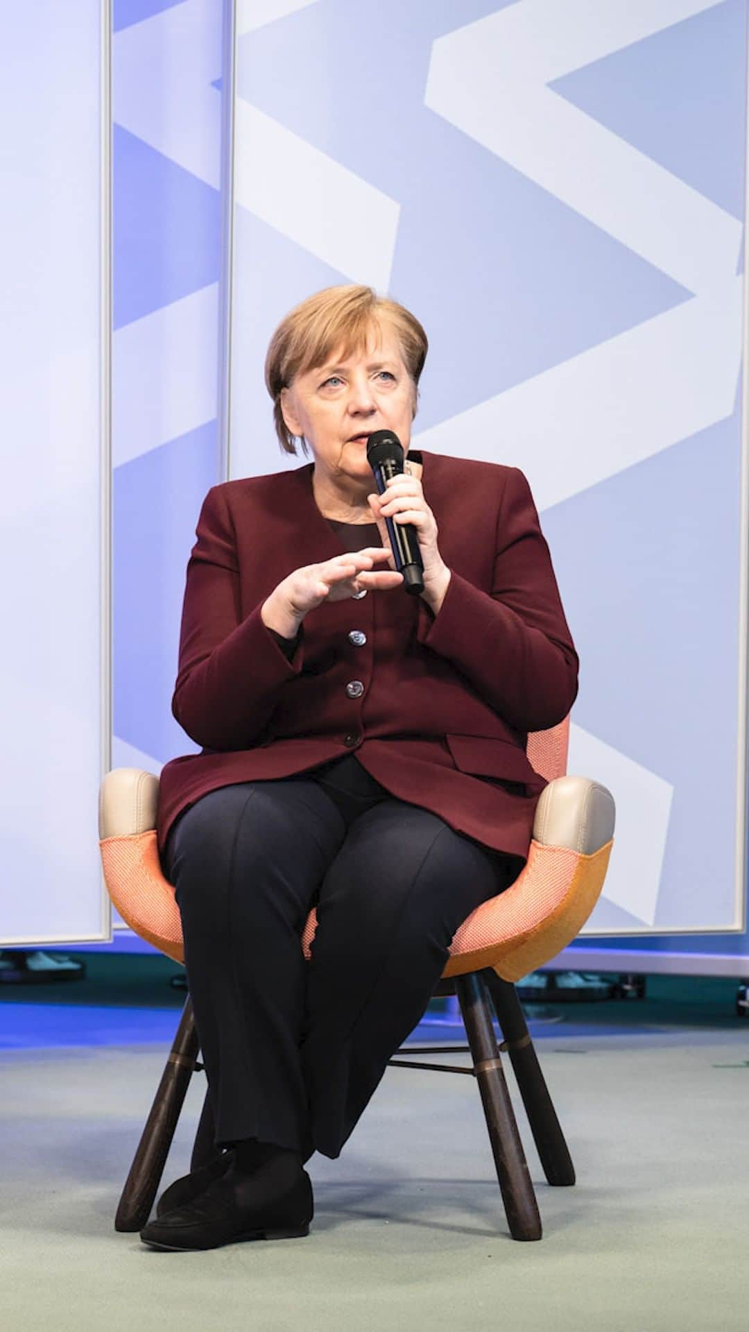 アンゲラ・メルケルのインスタグラム：「Wie erleben Eltern von Kindern im Kita- und Schulalter die Monate der Pandemie? Was fordert sie besonders heraus? Darüber sprach Kanzlerin Merkel heute mit Eltern aus ganz Deutschland. Es ist der fünfte virtuelle Bürgerdialog der Reihe "Die Bundeskanzlerin im Gespräch".  #kanzlerin #bundeskanzlerin #merkel #corona #coronapandemie #covid19 #familie #kinder #familienincoronazeit #bürgerdialog」