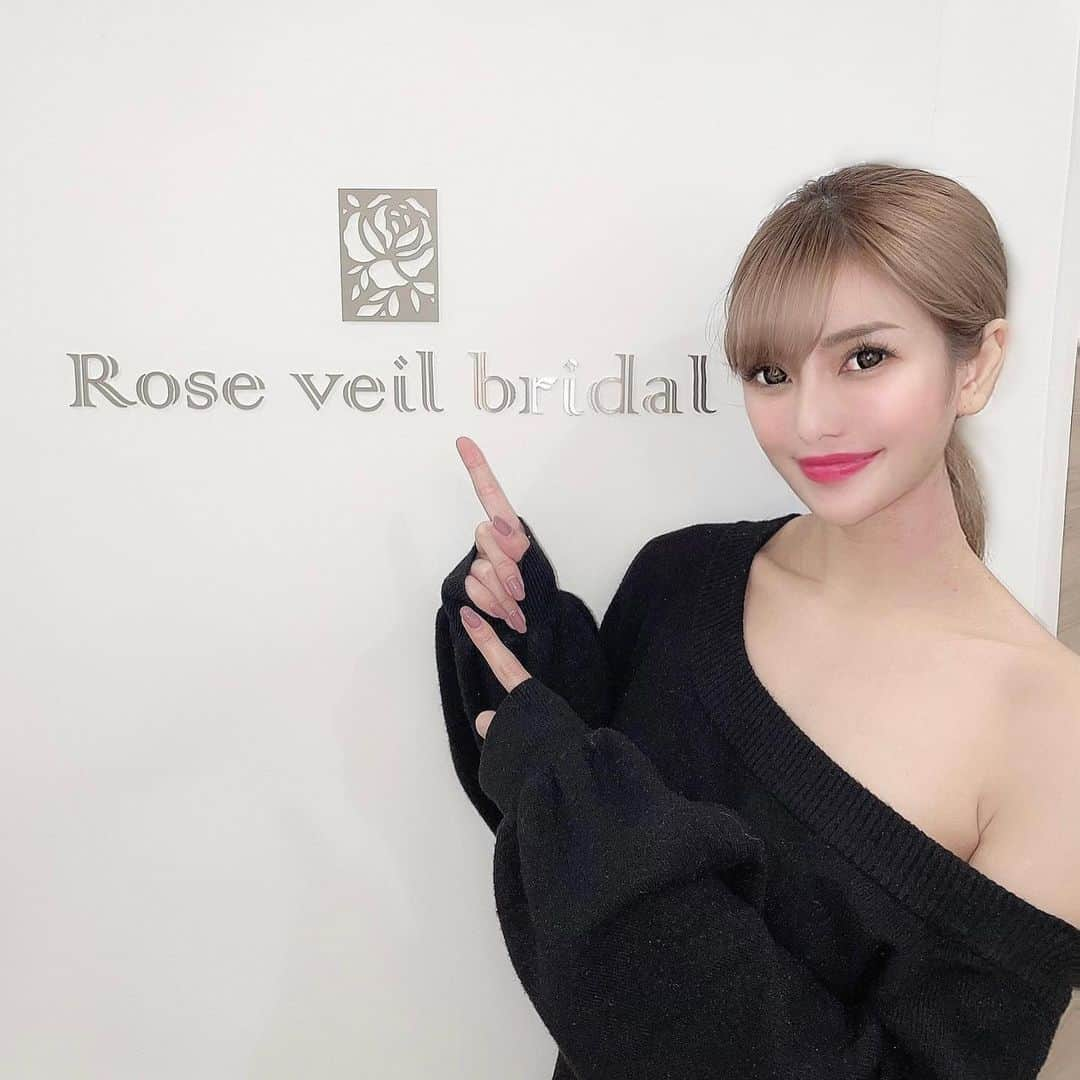 竹村寿美佳（すうちゃま）さんのインスタグラム写真 - (竹村寿美佳（すうちゃま）Instagram)「初めてのニードレスインジェクター🦋 ストーリー載せたら結構反響があったので、詳細を✎*。   銀座一丁目すぐにある @beauty_roseveil 💆🏼‍♀️ 凄腕の @yumi.sensei430 に施術して頂きました🥰  ニードレスインジェクターは酸素をジェット圧にし美容成分をナノ化して深部皮下組織まで浸透させてくれるんだよ✨  コース内容 クレンジング→洗浄→水素毛穴ケア→セタオイル、アルニかオイル、ホホバオイルでデコルテ～トリートメント 鉱石のクリームを使用した巻き肩矯正、開運手相マッサージ、軟骨矯正 小顔フルボ酸マッサージ、デトックススパ、電気針 生プラセンタ美容液、ヒト幹クリーム仕上げと内容たっぷり♡  Dr.開発純度90％のヒト幹細胞＋フルボ酸で効果バッチリ✨  ビフォーアフター見てもらったら分かるんだけど、ニードレスインジェクターのビフォーアフターでフェイスラインの引き上がり方が全然違うの✨ 頬の位置も上がって目もパッチリ見えてリフトアップ効果も✨ 最近ノーファンデにしたから、なにより肌が綺麗になって嬉しい♡ 毛穴もなくなってツルツル✨ 3枚目の写真スッピンでこのツヤ✨ゆみ先生凄すぎる🥰🥰  巻き肩矯正で肩もかなり広がった😳✨これからも姿勢に気をつけよう✨  インスタ限定メニューがあって、 ニードレスインジェクター 🦋選べる　アンプル（プラセンタ、ビタミンC、成長因子)ハーフ組み合わせ可能。 90分初回15400円税込  🦋ドクター開発ヒト幹細胞＋ビタミンC90分 初回17,600円税込 になります。  私はヒト幹細胞とビタミンCのコース🦋 効果実感出来てとってもおすすめなので、ゆみ先生に私のインスタ見たとDMしてみてね♡」2月5日 0時06分 - suuchamav3v