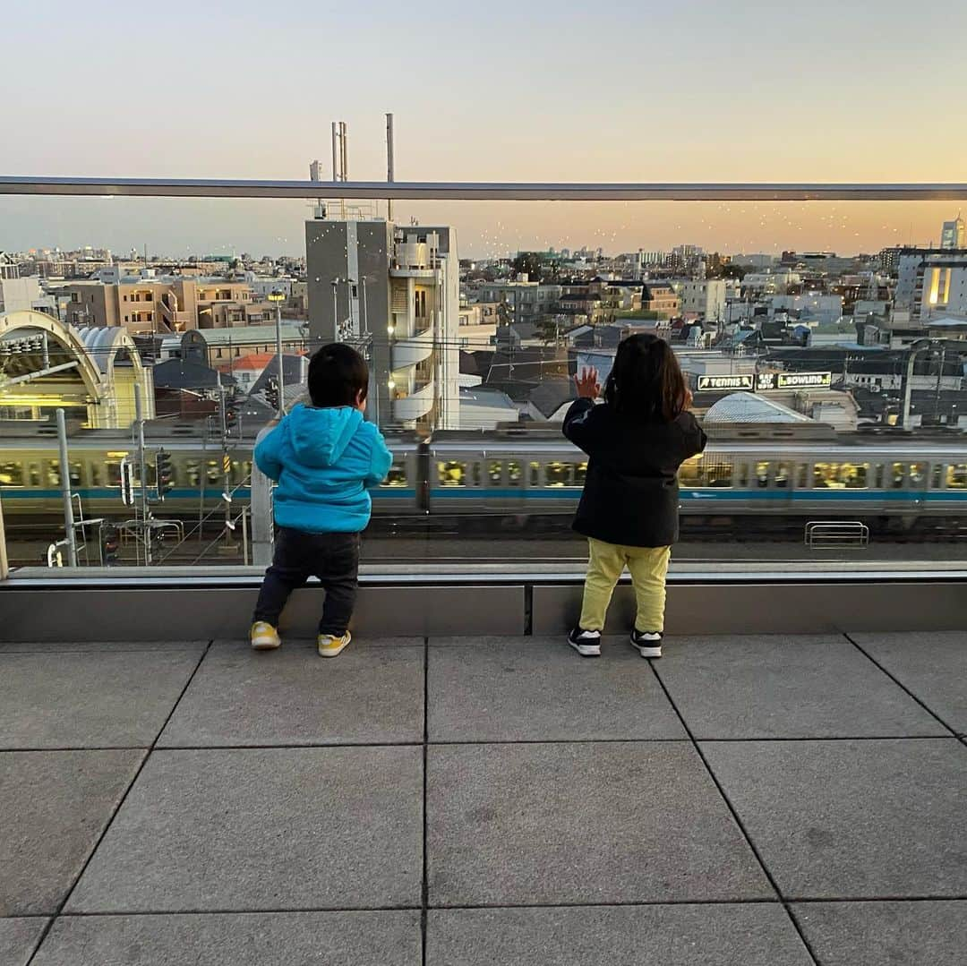 石榑亜紀子のインスタグラム：「唯一ホッとできた💨 お散歩時間🌇 同級生のママさんに会えました☺️  背丈同じぐらいの子が 一緒に遊んでいると それだけでかわいすぎるー💜  風が強かったきのう 関東地方で春一番が吹きましたね  統計開始してから 最も早い発表ということで🍃  春一番にしては、、、 寒かったー。。　  朝にかけての冷え込みに注意です！  #空 #心の浄化 #空が好きな人と繋がりたい #sky #skylovers #instasky #グラデーション #夕焼け #ランナー #ランニング部  #走る気象予報士 #アスリートフードマイスター2級 #男の子ママ #春一番 まだ寒いけど明るい時間が延びてきた👏」