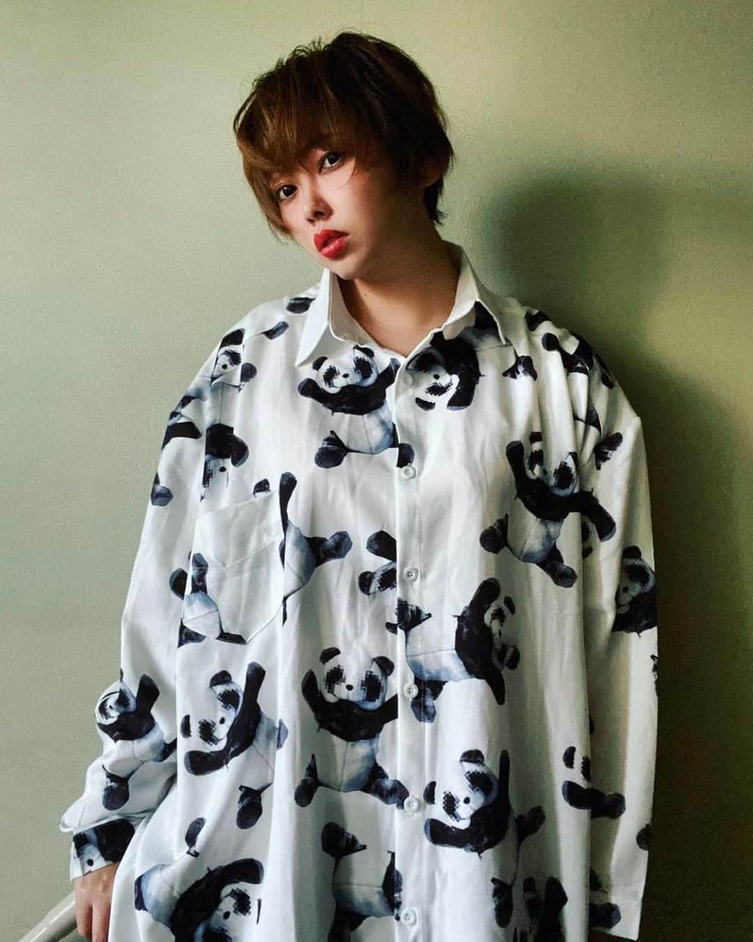のインスタグラム：「goodnight🖤  boyish girl🐼💉  @funkyfruit.co.ltd   パンダの着ぐるみのが似合うかな？  #mood #boyish #coolgirl#mensstyle #韓国好きな人と繋がりたい #menswear #mensoutfit #メンズコーデ #メンズファッション #패션 #サブカル #monochrome #モノクロ #個性的ファッション #自撮り男子 #白黒 #エモい #kfashion #イケメン #中性#cool #男装 #モード系 #モノトーン#mensfashion #blackandwhite #メンズライク #柄シャツ #l4l #ハンサムショート」