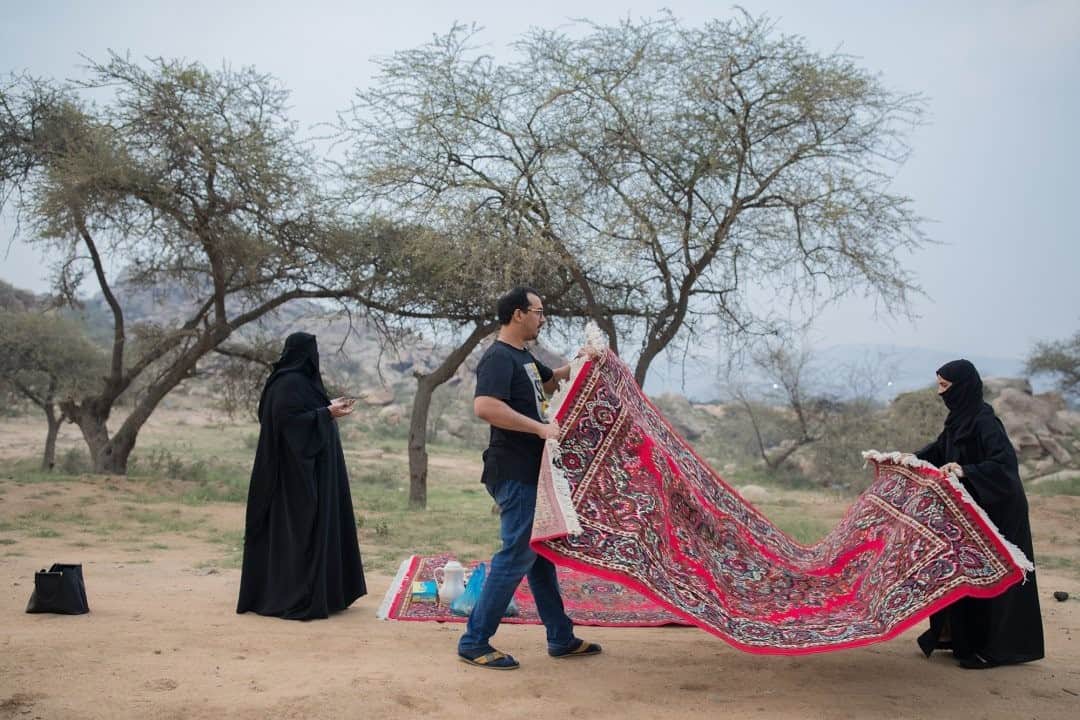 ナショナルジオグラフィックさんのインスタグラム写真 - (ナショナルジオグラフィックInstagram)「Photo by @tasneemalsultan / Even in summer, the mountains of Abha, in Saudi Arabia, still carry a cool breeze, which draws families to picnic for the afternoon. #abha #saudiarabia」2月4日 22時32分 - natgeo