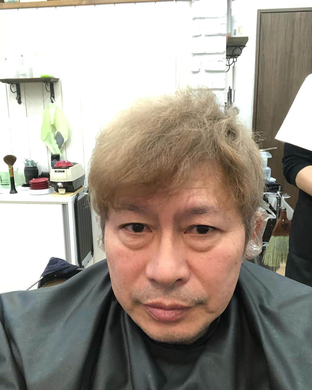 鈴井貴之さんのインスタグラム写真 - (鈴井貴之Instagram)「今ターコイズ→2枚目プラチナ→3枚目アッシュ 来週もっと濃いターコイズを入れよう。」2月4日 22時33分 - suzuitakayuki