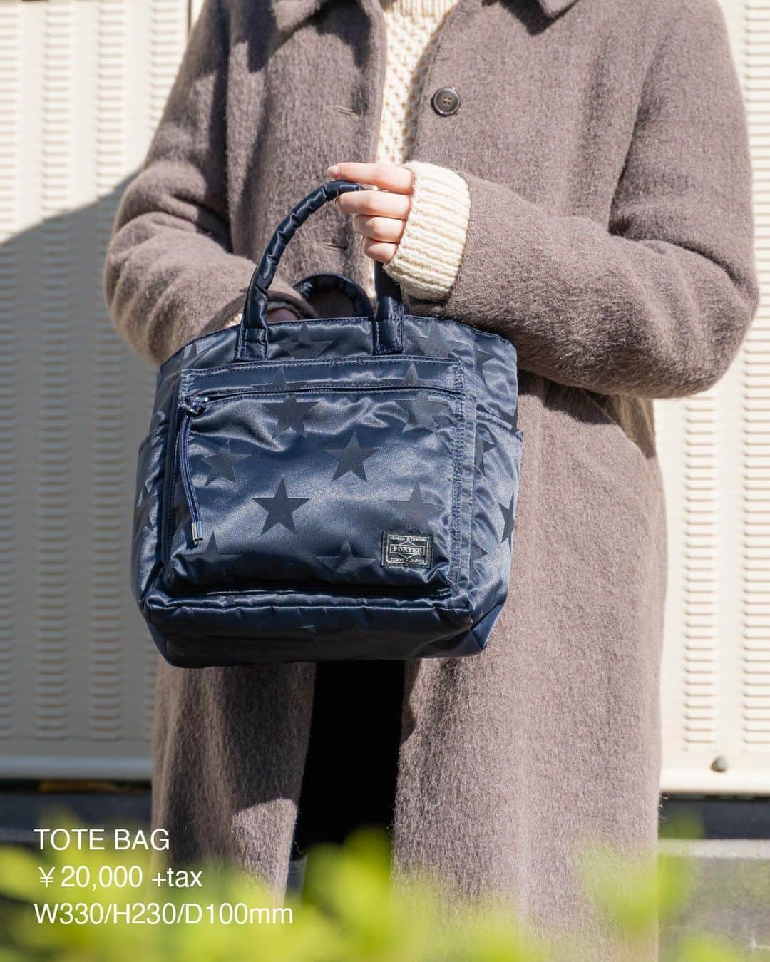 PORTER STANDさんのインスタグラム写真 - (PORTER STANDInstagram)「いよいよ明日「FLAG(フラッグ)」シリーズ待望の新色と新型が発売されます。﻿ ﻿ 高い機能性と艶やかで立体的な星柄の生地で好評をいただいているショップオリジナルシリーズ。  高密度に織り上げ光沢感のあるナイロンジャカード生地を使用し、綿ボンディング加工を施すことで軽さとしなやかさのある生地に仕上げています。﻿ 表面の星柄は光の角度によって艶やかで立体的な表情に浮かび上がる見え方が特徴で、男女問わずお使いいただけるデザインとなっています。﻿ 新色の「ミッドナイトブルー」は、生地の光沢感を高め星柄の光沢を抑えたことで、より上品な印象に仕上げています。﻿ ﻿ バッグのファスナー引き手にはシルバーのチップ（アグレット）付きのナイロンコードが付属し、カバン本体のデザインアクセントになっています。またウォレット2型にはストラップが付属し、ネックストラップやハンドストラップとしてお使いいただけます。﻿ ﻿ 発売日：2月5日（金）﻿ ※オフィシャルオンラインストアはAM10:00に発売します。﻿ ﻿ このアイテムは、PORTER（OMOTESANDO・MARUNOUCHI・OSAKA）、PORTER STAND（品川駅店・東京駅店・京都店）、CLOAKROOM by PORTER、オフィシャルオンラインストアでの限定発売です。﻿ ﻿ 是非この機会に店頭でお手にとってご覧ください。﻿ ﻿ #吉田カバン #ポーター #yoshidakaban #porter #luggagelabel #yoshida #porteryoshida #porterflagshipstore #porterstand #cloakroombyporter #madeinjapan #japan #flag #midnightblue #newcolor #daypack #rucksack #totebag #shoulderbag #helmetbag #documentcase #wallet #exclusive #gift」2月4日 22時34分 - porter_stand