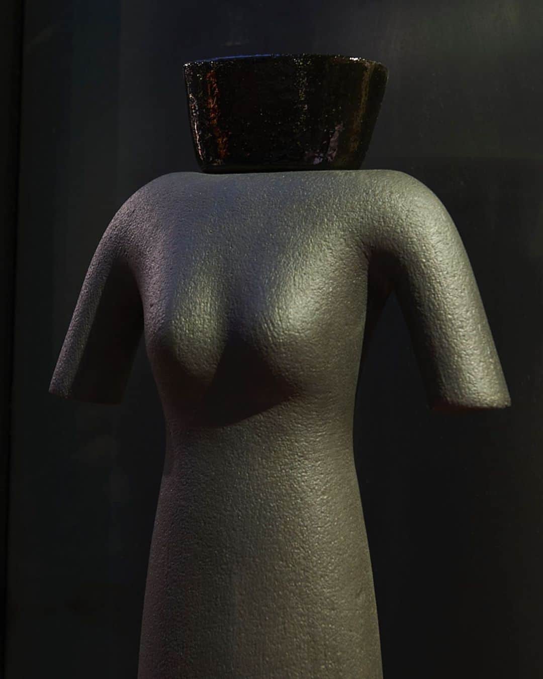 レクレルールのインスタグラム：「ANDREA BRANZI Sculpture 'Corpi' – Ceramic, terra cotta.  Limited edition of 3 pieces (2015). Available at Leclaireur, 10 rue Boissy d'Anglas📍  #Leclaireur #LeclaireurBoissy #Andrebranzi #ceramic #sculpture」