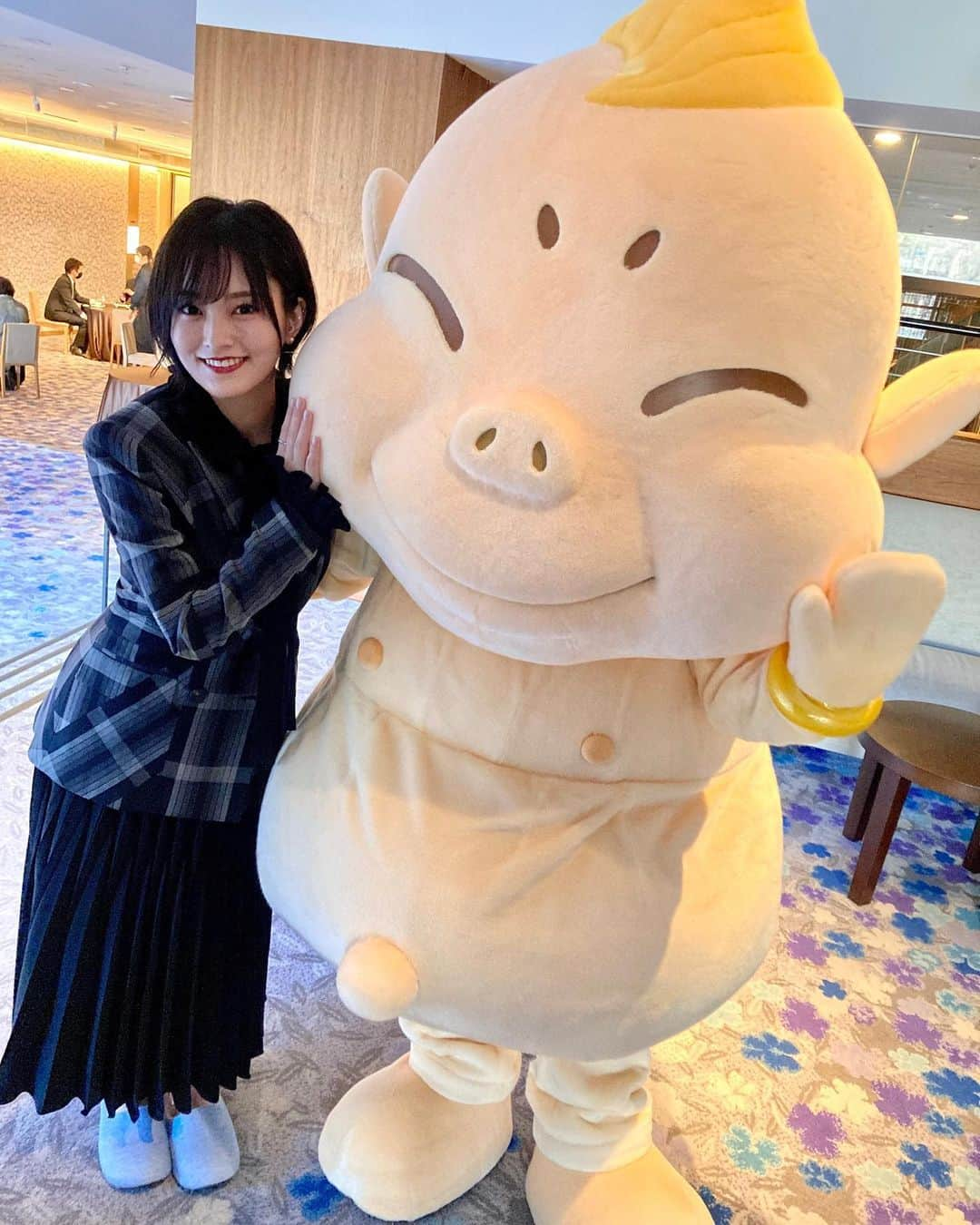 山本彩さんのインスタグラム写真 - (山本彩Instagram)「. 本日は東京・八芳園で行われた 『WEIBO Account Festival in Japan 2020』に 参加させて頂きました。 . レッドカーペットを歩かせて頂き ステージでは「365日の紙飛行機」を 歌わせて頂きました。 . 配信している画面の向こうで 大勢の方がご覧になっているという事で とても緊張感がありましたが アコースティック編成での演奏が温かく、心地良かったです。 . そして、授賞式では"躍進シンガー賞"という 素晴らしい賞を頂き、とても光栄に思います。 . まだまだ未熟者ではありますが 1人でも多くの方の力になる 音楽をやっていければと思っています。 . また、いつの日か 1人でも中国ツアーが出来るように 精進して参ります。 ありがとうございました！ . #微博日本群英会2020  #weibo #山本彩 #八芳園」2月4日 22時36分 - sayaka__714